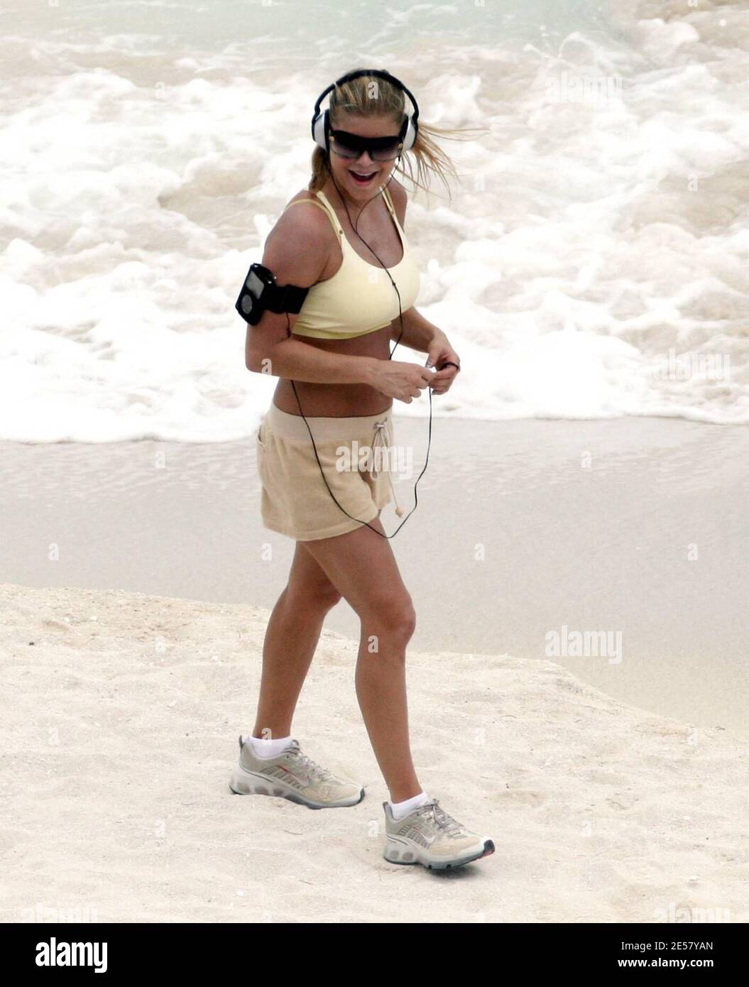 Esclusiva!! Fergie va per uno scherzo sulla spiaggia in Messico per mantenere le sue curve killer in forma. Il cantante si è imbattuto in Fat Joe e si è fermata per una chiacchierata con il rapper latino. Il suo beau, Josh Duhamel, nel frattempo, era felice di stenderti su un lettino con un cocktail invece di lavorare un sudore. 3/7/07 [[rac]] Foto Stock