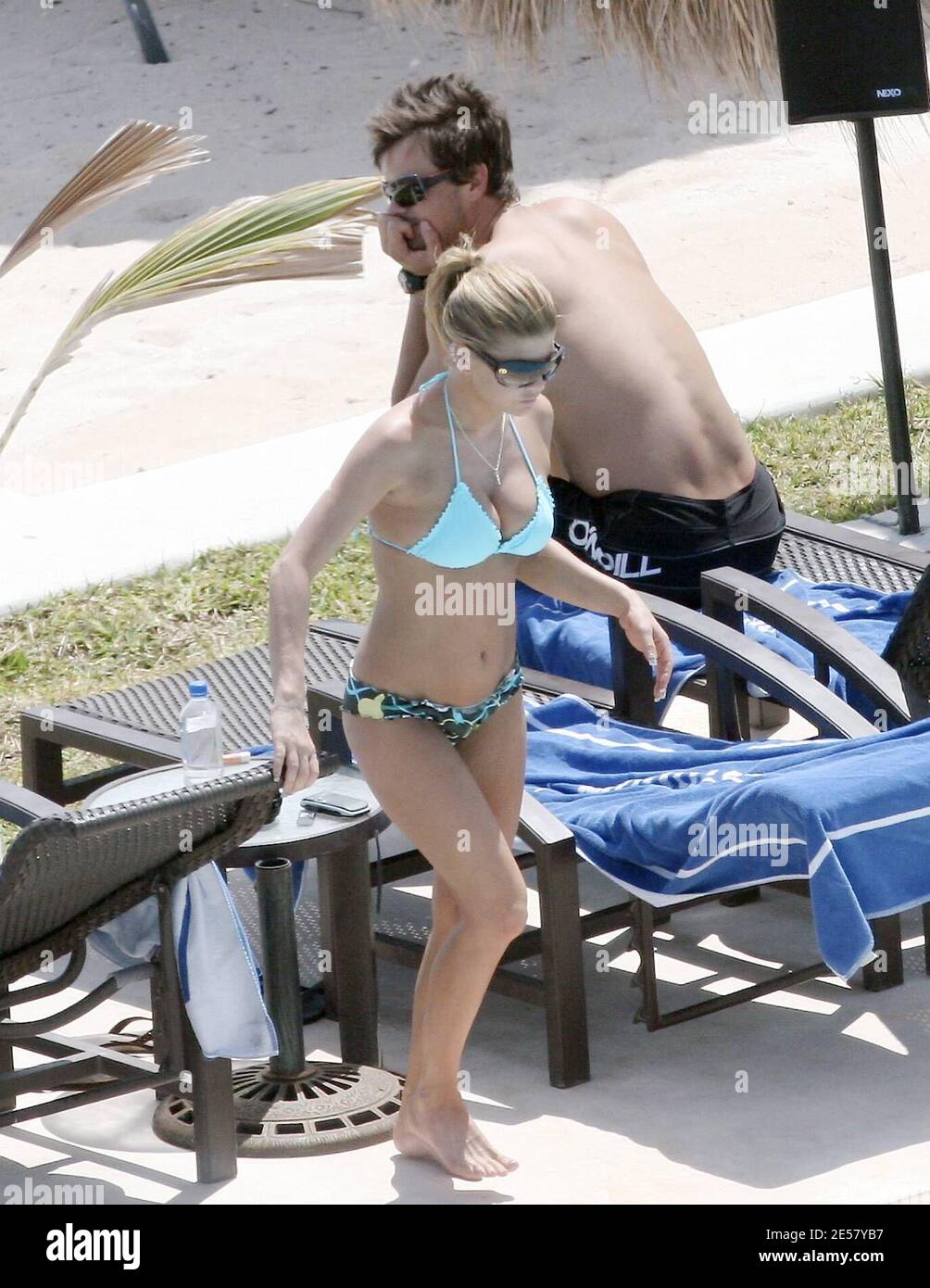 Esclusiva!! Fergie e il suo fidanzato Josh Duhamel si rilassano a bordo piscina nel loro hotel di lusso in Messico. La coppia sorride tutti mentre si rilassavano al sole e guardavano l'oceano. A un certo punto Duhamel sembrava esprimere grande ammirazione delle natiche di Fergie.3/6/07 [[rac]] Foto Stock