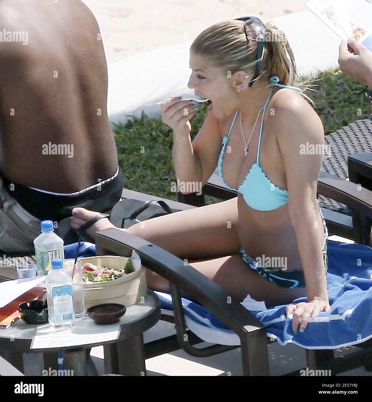 Esclusiva!! Fergie e il suo fidanzato Josh Duhamel si rilassano a bordo piscina nel loro hotel di lusso in Messico. La coppia sorride tutti mentre si rilassavano al sole e guardavano l'oceano. A un certo punto Duhamel sembrava esprimere grande ammirazione delle natiche di Fergie.3/6/07 [[rac]] Foto Stock