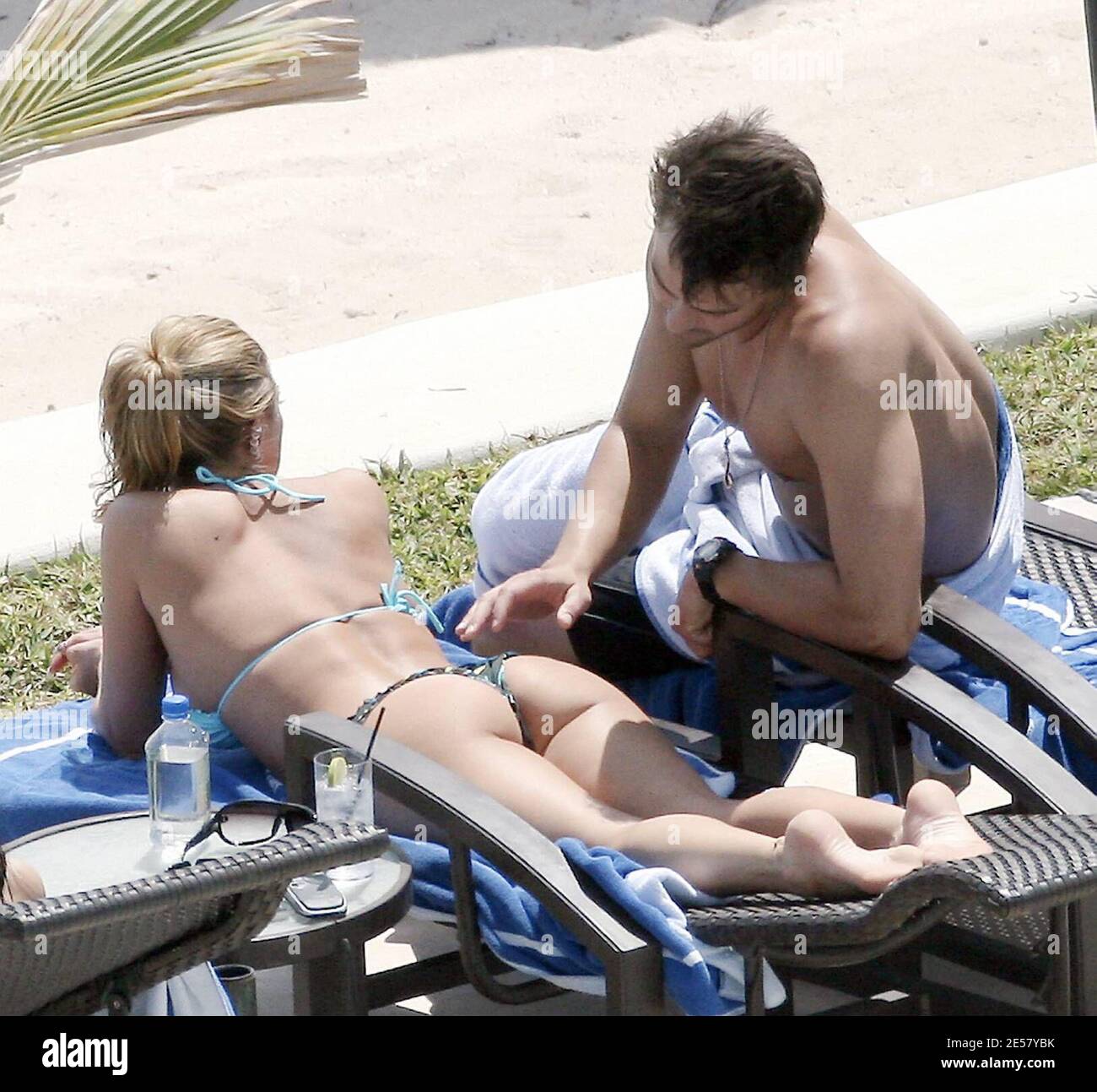 Esclusiva!! Fergie e il suo fidanzato Josh Duhamel si rilassano a bordo piscina nel loro hotel di lusso in Messico. La coppia sorride tutti mentre si rilassavano al sole e guardavano l'oceano. A un certo punto Duhamel sembrava esprimere grande ammirazione delle natiche di Fergie.3/6/07 [[rac]] Foto Stock