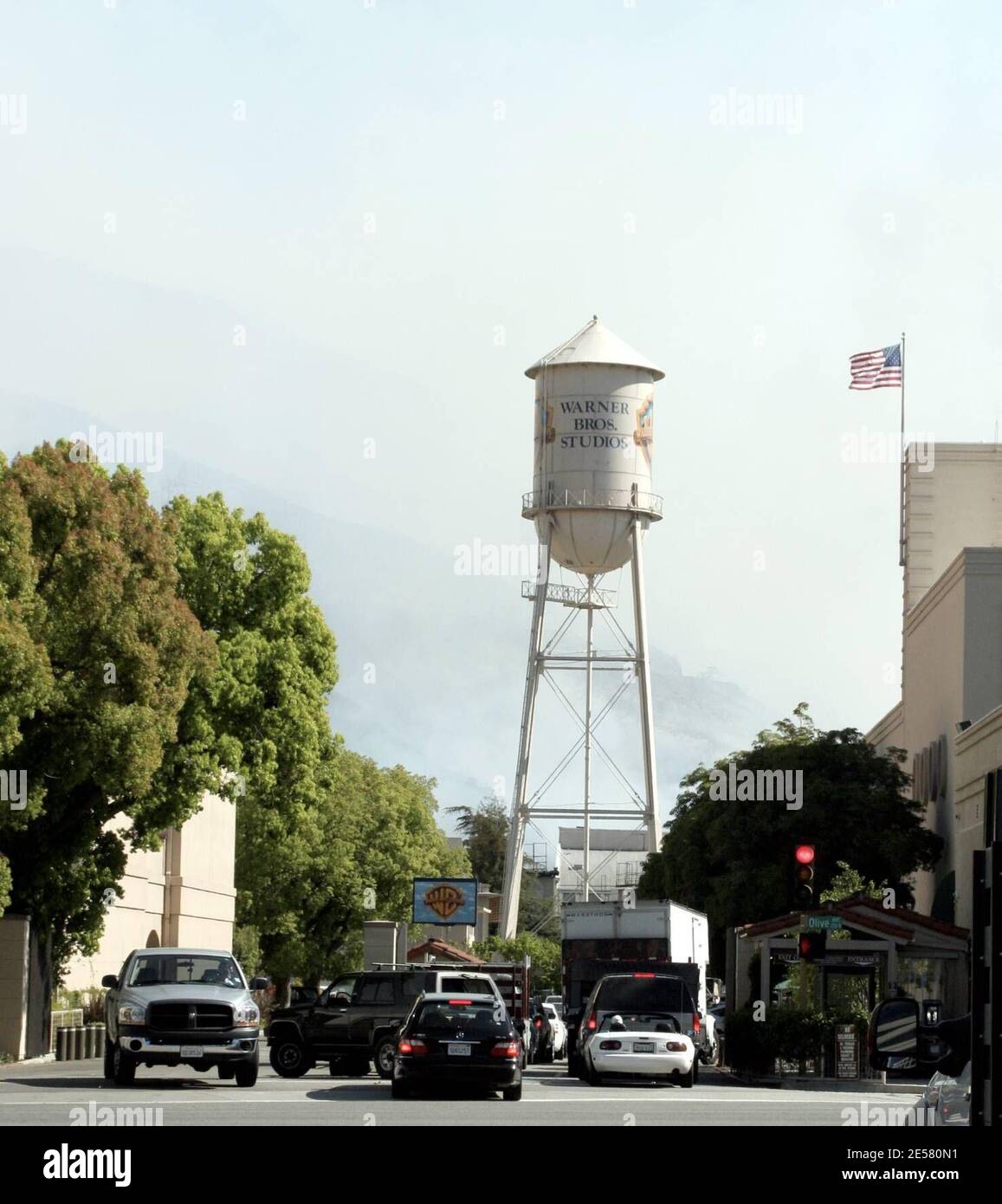 Il famoso segno di Hollywood è stato oggi in pericolo come un fuoco infuriato sulla cresta dietro. Case delle celebrità, Warner Bros Studio, Universal Studios e Forest Lawn Cemetery sono stati tutti minacciati dalla Blaze che è stato presumibilmente avviato da due giovani dell'Illinois. 3/30/07 [[rac ral]] Foto Stock