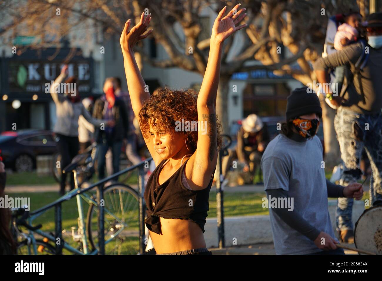 Ballerini nel circolo del tamburo della comunità il sabato pomeriggio al lago Merritt. Oakland, California, Stati Uniti Foto Stock