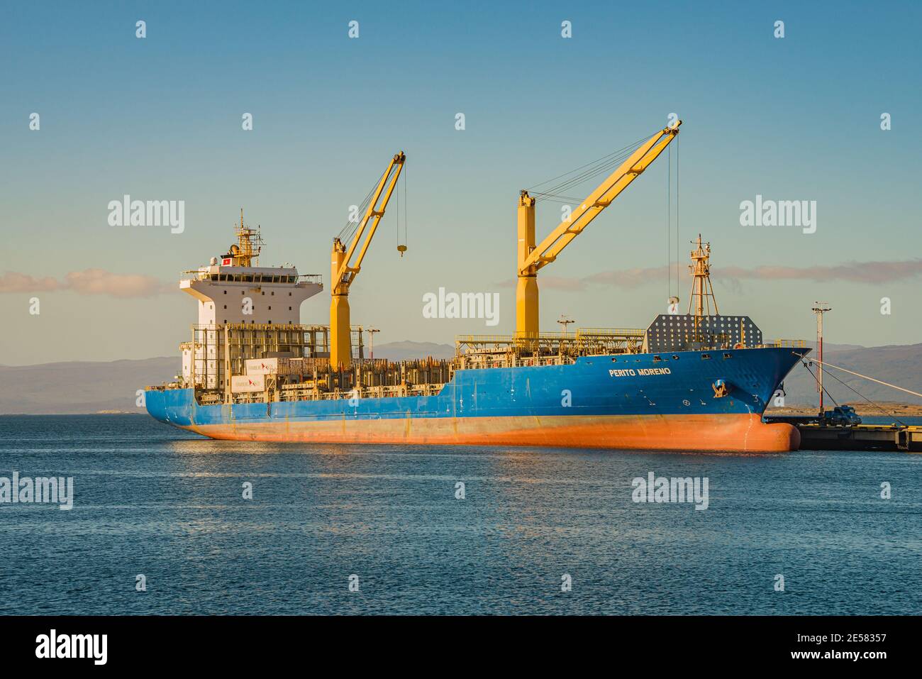 Navi da crociera e cargo al porto di Ushuaia nel Parco Nazionale Tierra del Fuego al tramonto, Patagonia, Argentina Foto Stock