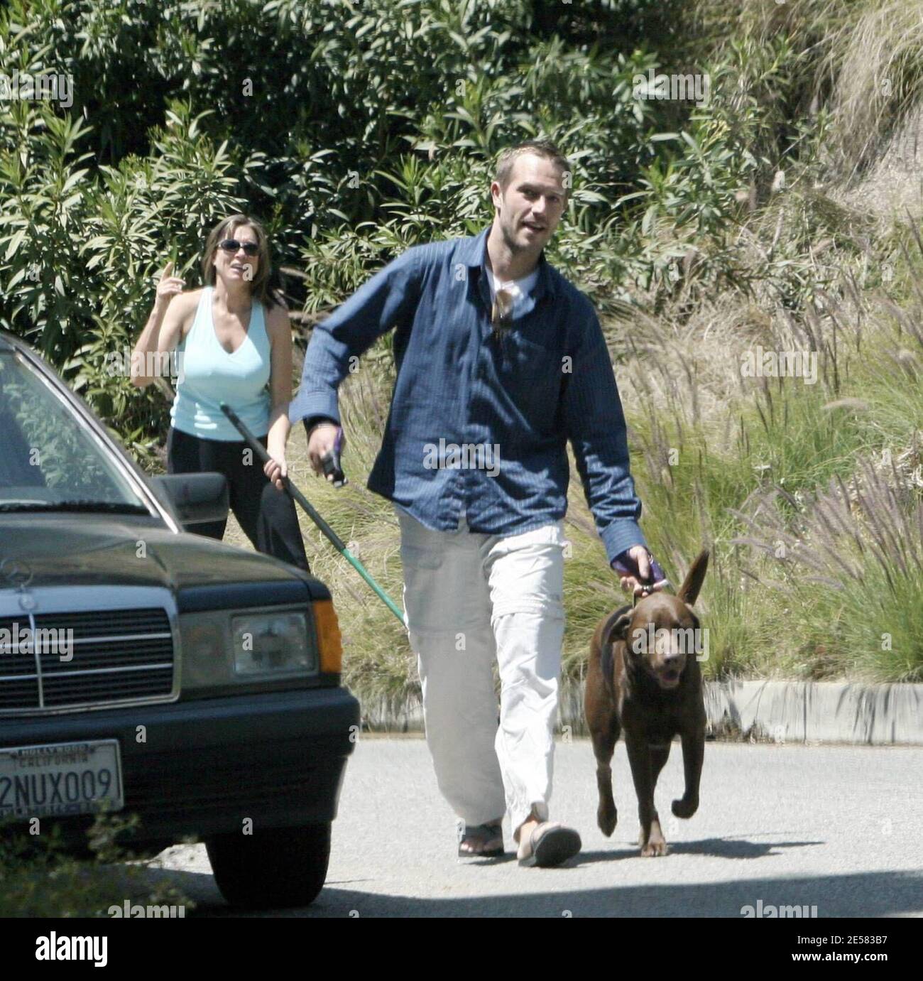 Esclusiva!! Michael Vartan segue il suo amato e assaltato Labrador, Millie, che stava facendo amicizia con un vicino vicino vicino alle sue colline di Hollywood, a casa di California. 27/4/07. [[rac]] Foto Stock