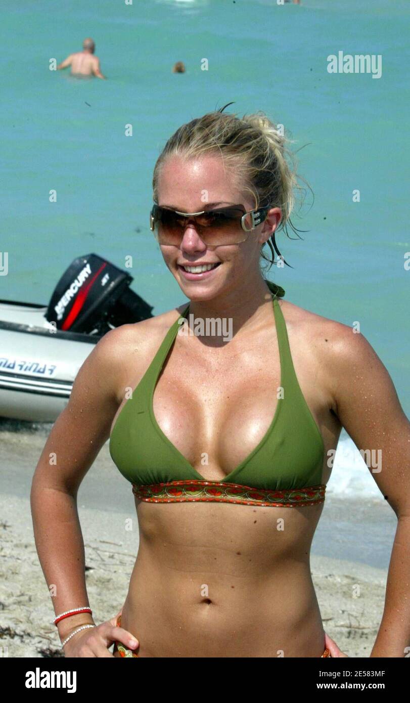 Esclusiva!! Playboy Playmate e fidanzata di Hugh Hefner Kendra Wilkinson va in Jetscing e parasailing con un amico il Sabato pomeriggio a Miami Beach, FL, 5/5/07. [[mab]] Foto Stock