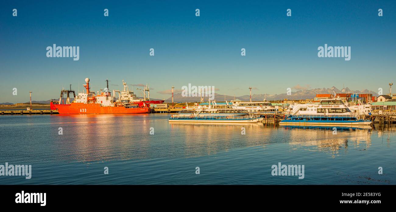 Navi da crociera e cargo al porto di Ushuaia nel Parco Nazionale Tierra del Fuego al tramonto, Patagonia, Argentina Foto Stock