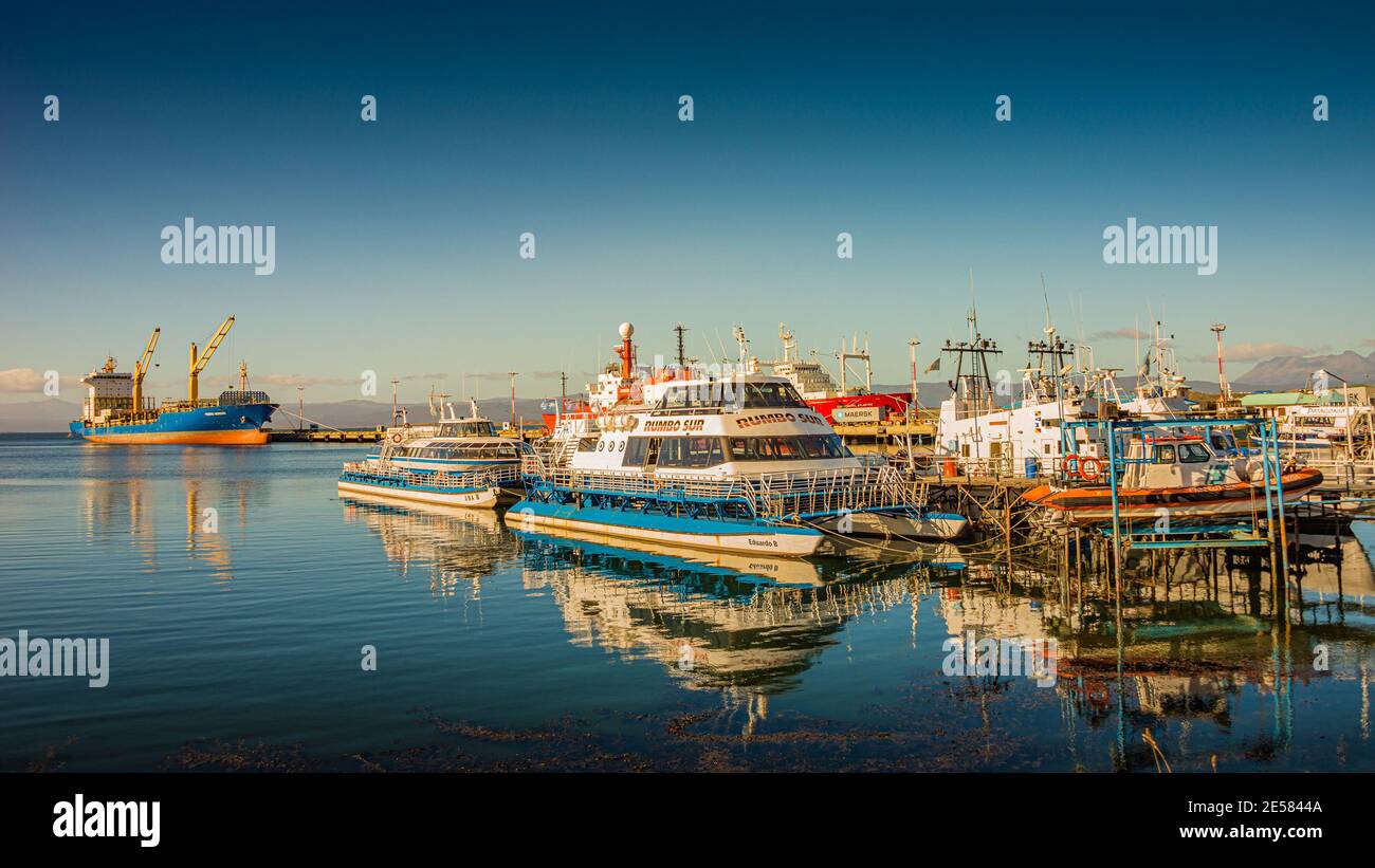 Navi da crociera e cargo al porto di Ushuaia nel Parco Nazionale Tierra del Fuego al tramonto, Patagonia, Argentina Foto Stock