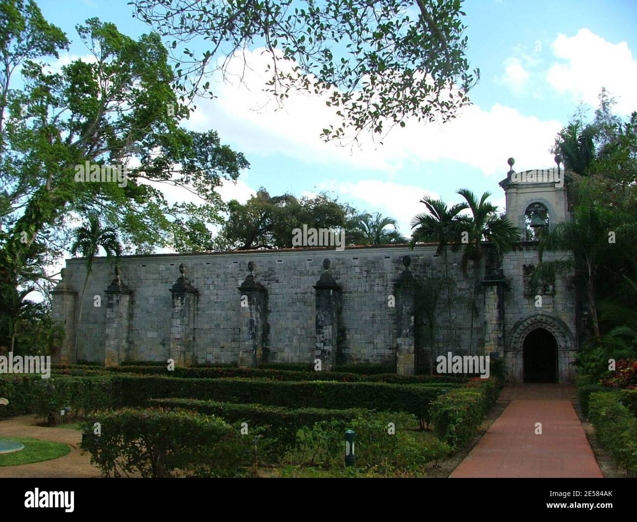 Vedute generali della Chiesa episcopale di San Bernardo de Clairvaux e dell'Antico Monastero Spagnolo a North Miami, Fla 5/8/07. Tutti i feesdevono essere concordati prima della pubblicazione. [[tag]] Foto Stock