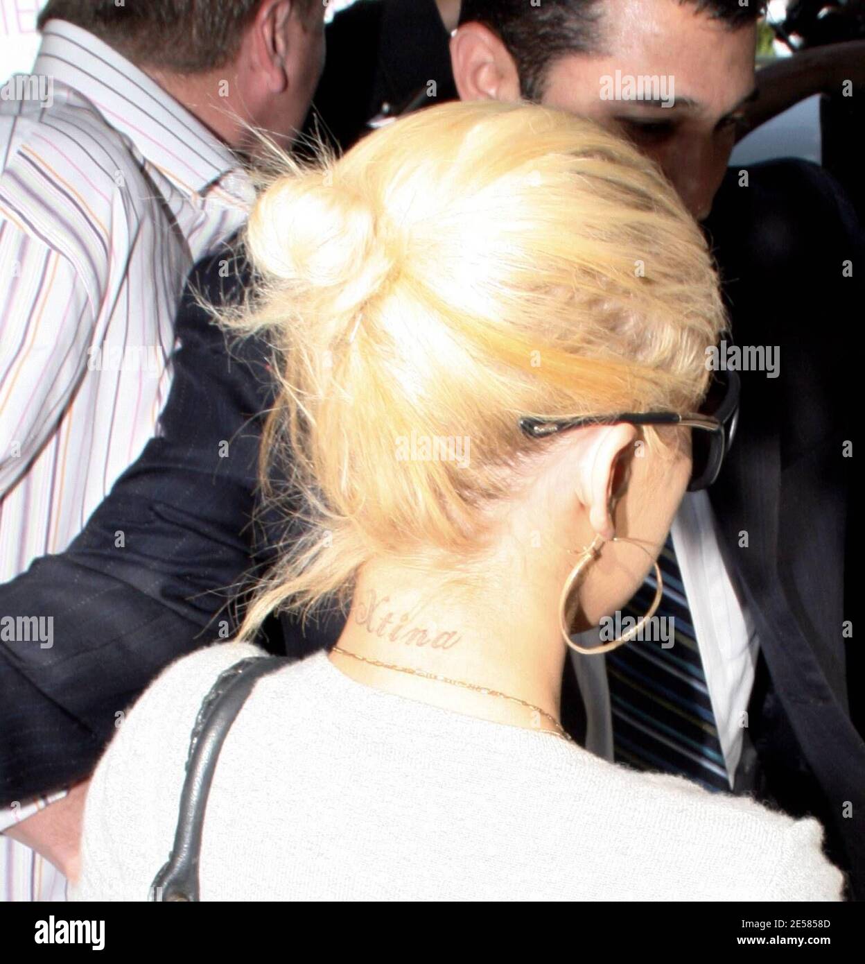 Christina Aguilera porta la sua mamma, Shelly Kearns, all'Ivy di Los Angeles, California, per il giorno della mamma. La pop star era molto protettiva di sua madre e ha chiesto ai fotografi di dare a sua madre un po' di spazio mentre la ha guidata alla loro attesa chauffeur-guidato Rolls Royce. 5/13/07. [[rac]] Foto Stock