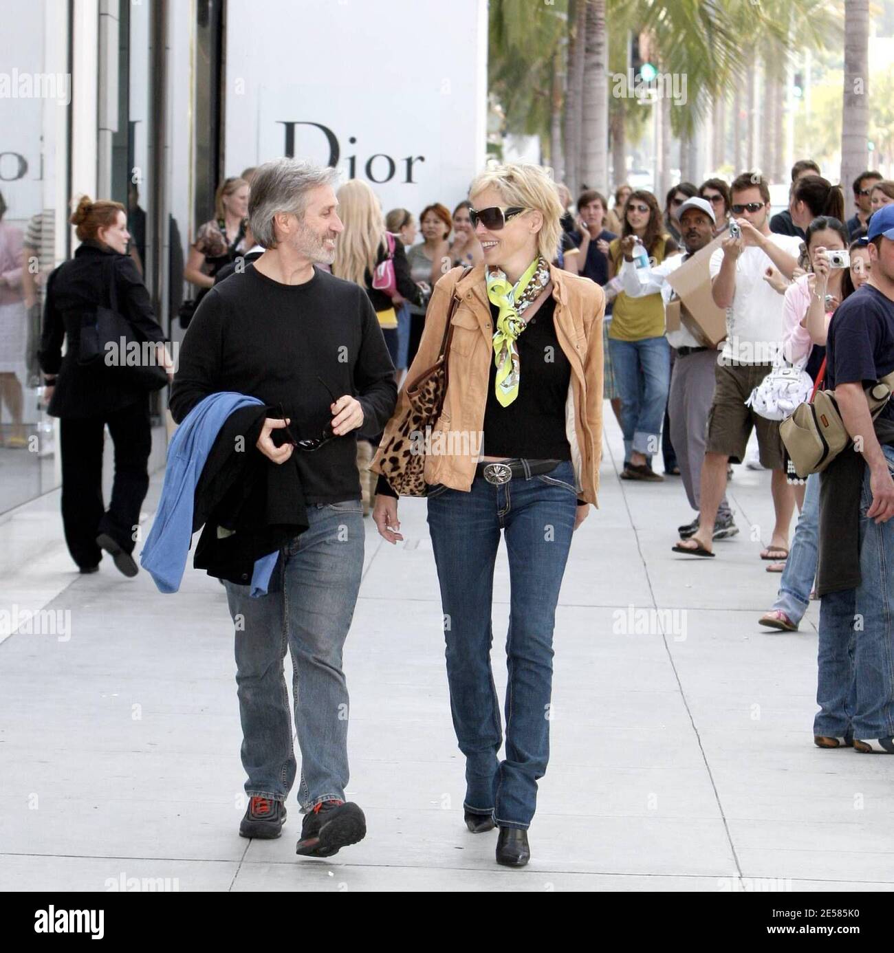Una Perky Sharon Stone e il suo nuovo negozio di beau e passeggiate a Beverly Hills, California. La coppia sorride e ride tutto il tempo mentre si riunivano folle di curiosi acquirenti. Le soste ai box includevano il negozio Dior e un edificio medico dove Sharon diede una donazione a una signora senza casa. 5/16/07. [[rac ral]] Foto Stock