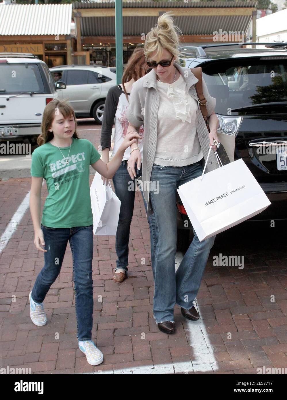 Melanie Griffith prende le sue due figlie, Dakota e Stella, facendo acquisti a Malibu, California 5/26/07. [[rac ral]] Foto Stock