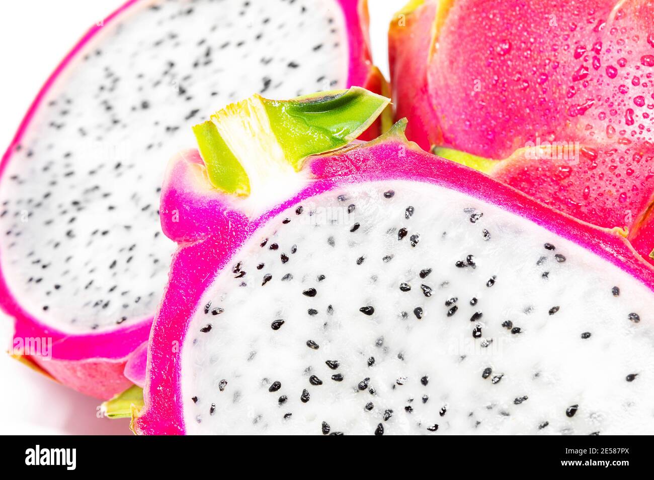 Frutta fresca intera e affettata, isolata su fondo bianco vicino macro su Foto Stock