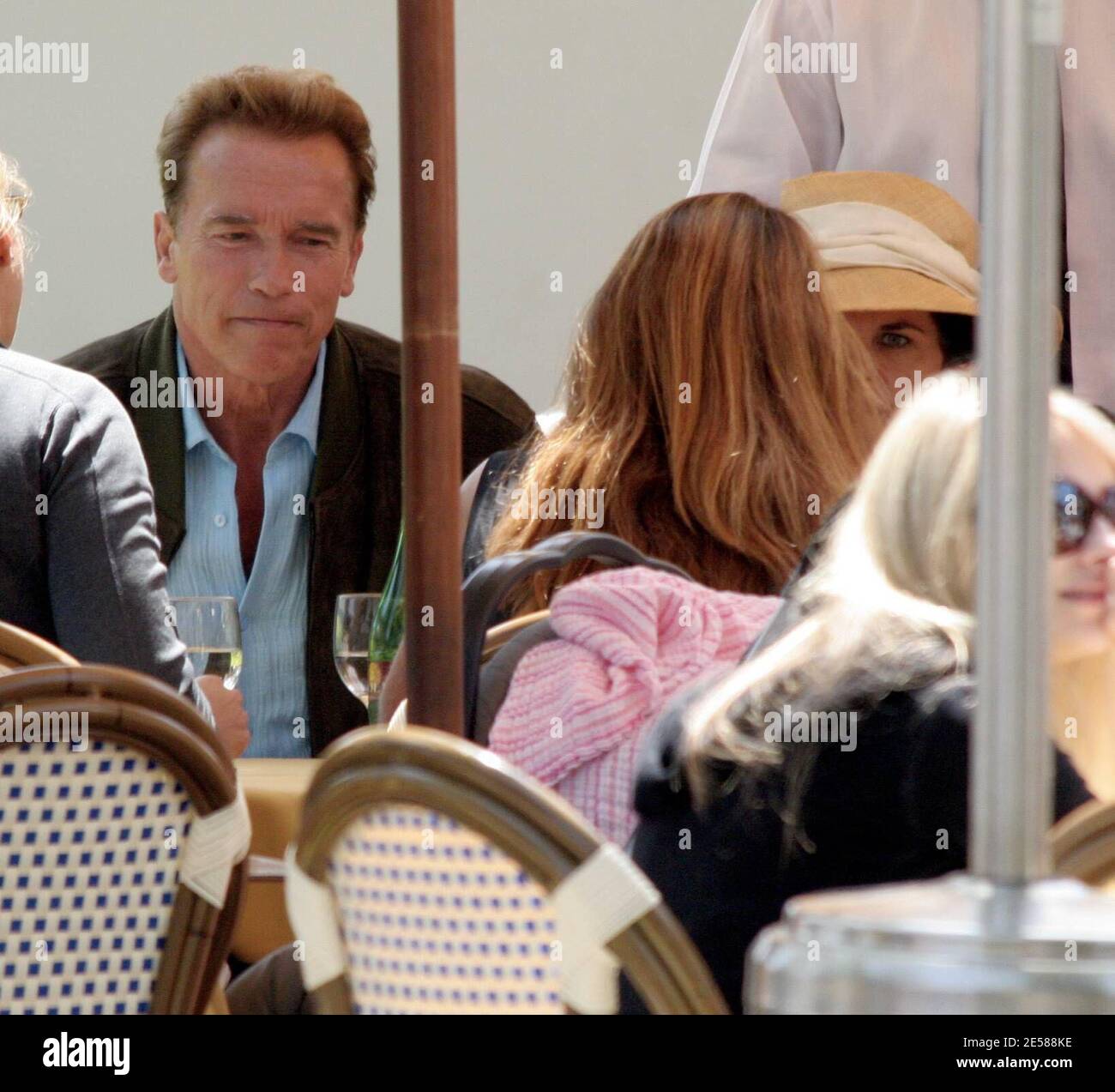 Il governatore Arnold Schwarzenegger e la moglie Maria Shriver hanno un pranzo accogliente data a Malibu, California. Insieme a diverse guardie di sicurezza armate. La coppia non è stata particolarmente felice. 6/9/07. [[rac ral]] Foto Stock