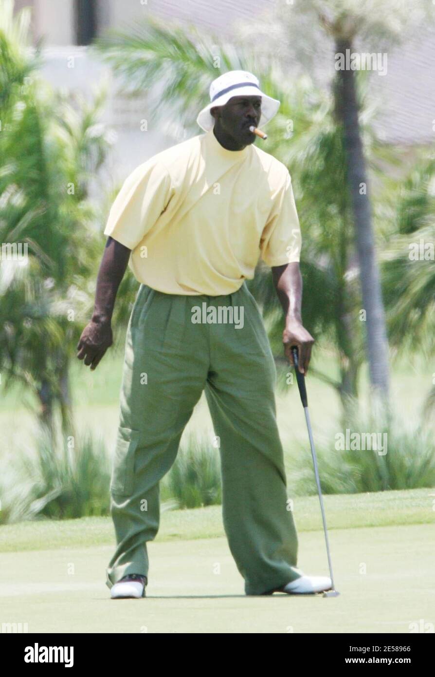 Esclusiva!! Michael Jordan, leggenda dell'NBA, si prende il tempo di giocare a golf con gli amici. Ha soffiato su una stogie dappertutto ed ha cominciato a tagliare male quando ha spiato il nostro dentice. Miami, tel. 12/06/07. [[tag]] Foto Stock