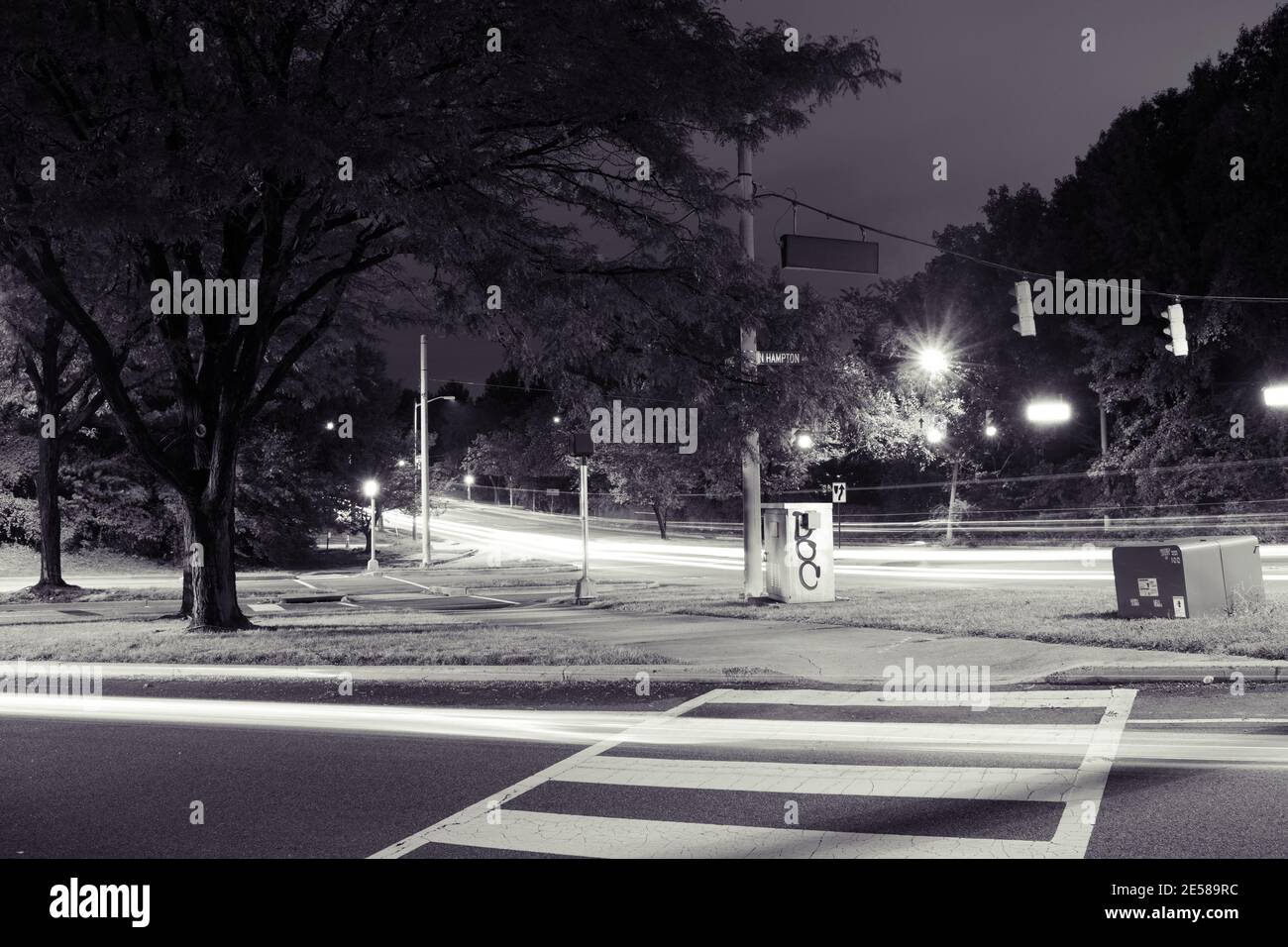Sentieri leggeri dal traffico automobilistico, fari e luci di stop, lungo le strade della città di notte. Foto Stock