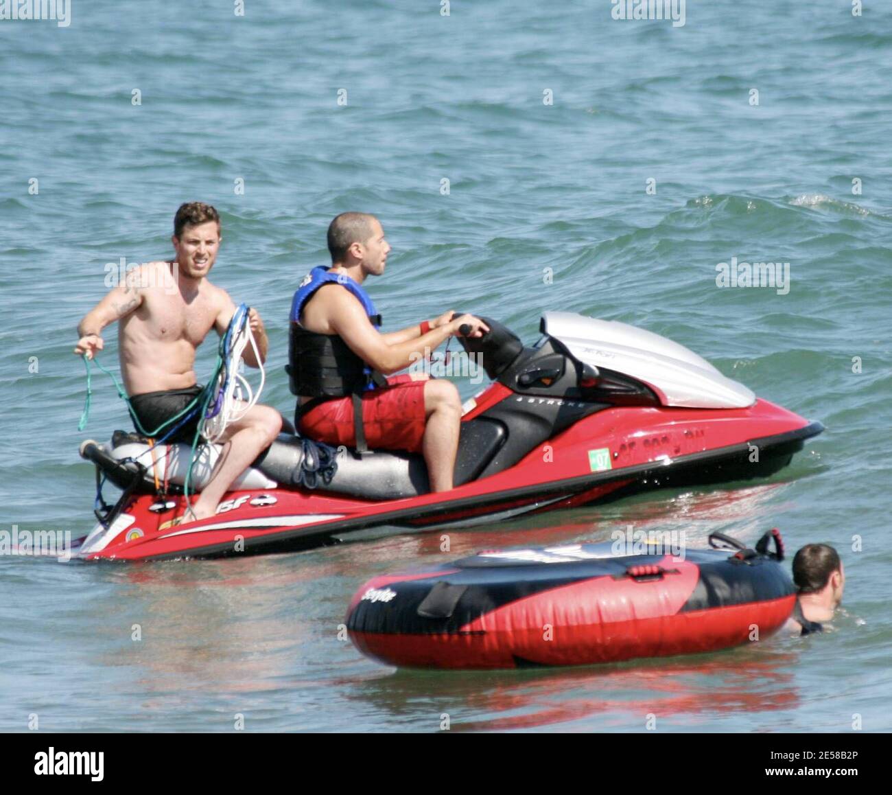 Harry Morton mostra le sue abilità con una moto d'acqua. Malibu, California 7/1/07. [[rac]] Foto Stock