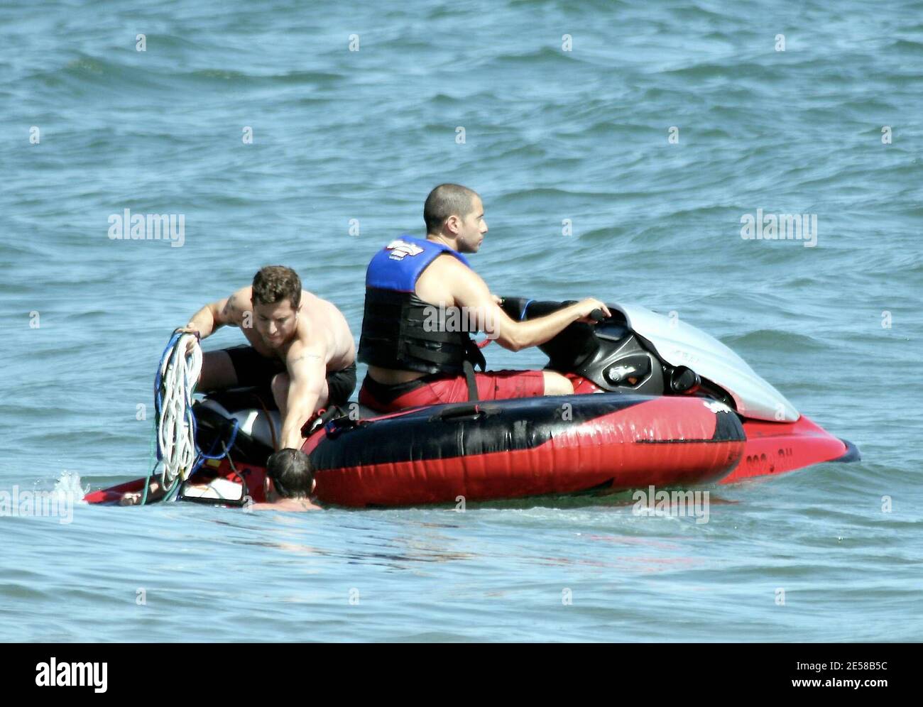 Harry Morton mostra le sue abilità con una moto d'acqua. Malibu, California 7/1/07. [[rac]] Foto Stock