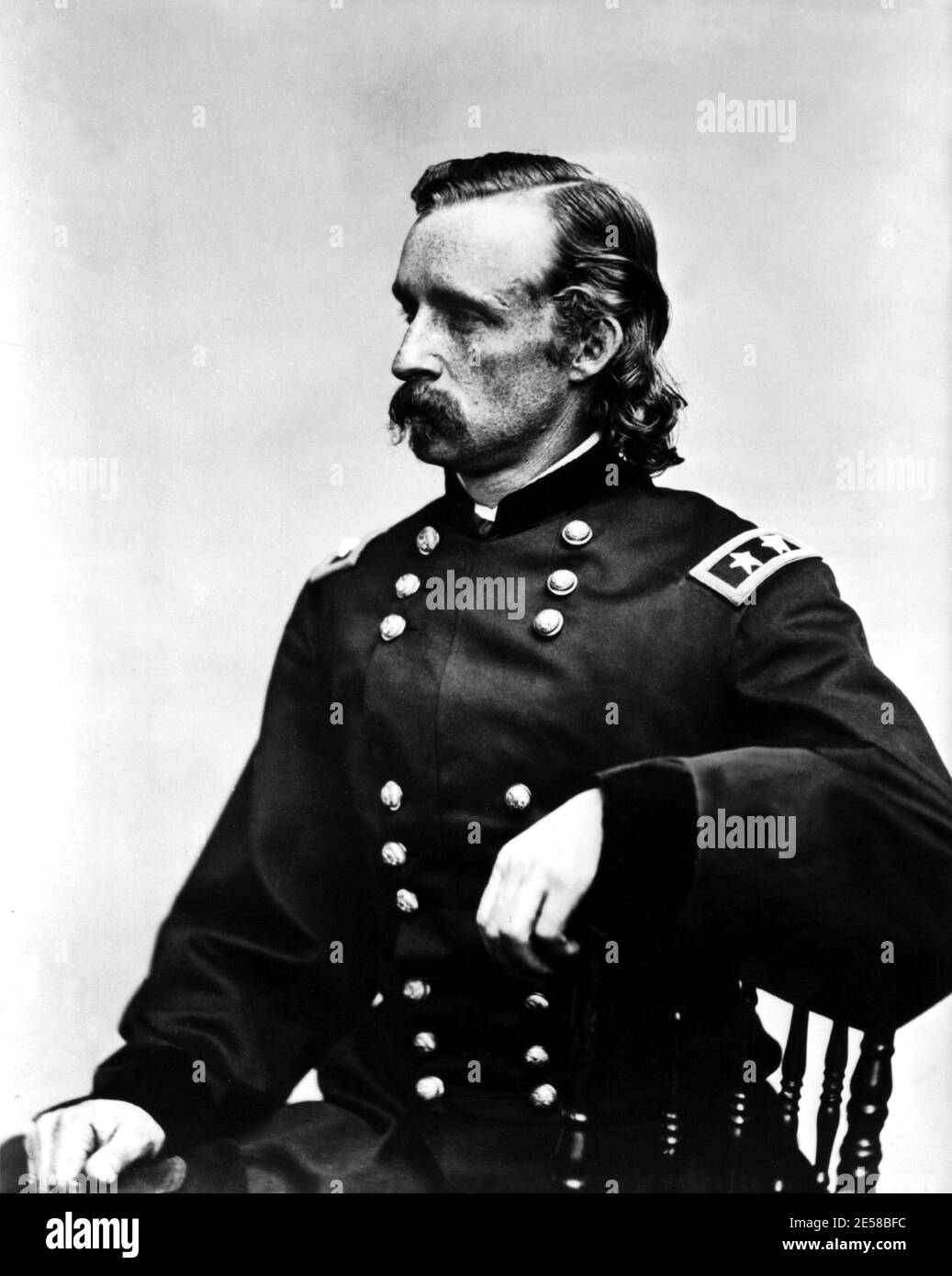 Il celebre CUSTER generale DEGLI Stati Uniti GEORGE Armstrong ( 1839 - 1876 ) , Ucciso da Sioux durante la battaglia del piccolo Corno Grande - OVEST - Ovest - generali - militare - uniforme militare - uniforme - baffi - baffi - pellerossa - nativo americano - capelli lunghi uomo - uomo con capelli lunghi lunghi --- Archivio GBB Foto Stock