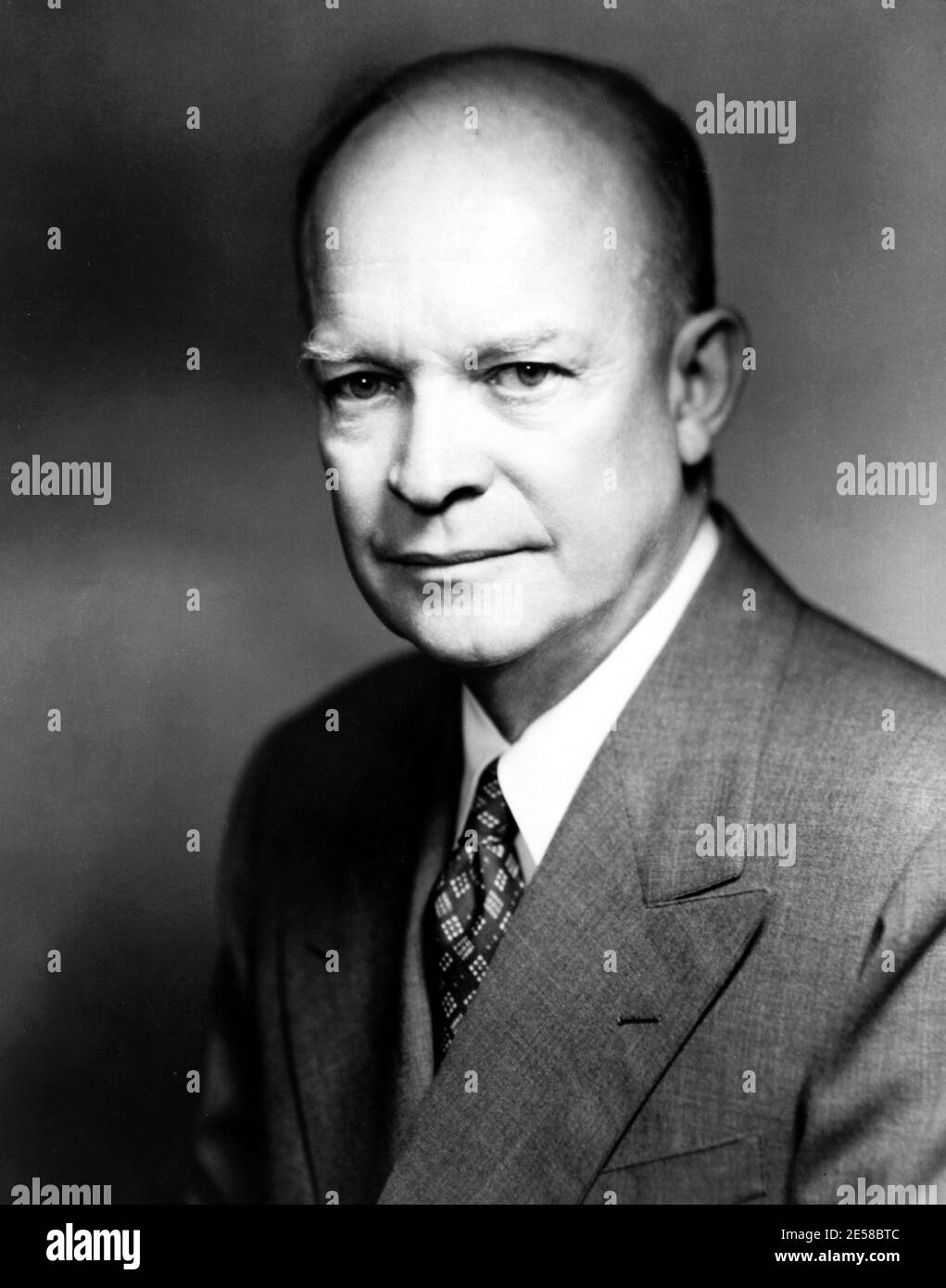 1955 c., USA: Il presidente degli Stati Uniti Dwight David EISENHOWER ( 1890 - 1969 ) dal 1953 - 1956 e 1957 - 1960 , la forza generale americana e alleata in Europa durante la seconda guerra mondiale, comandante del Patto Atlantico ( 1950 ), Chiudere la guerra della Corea nel 1953 e fare l'incontro con Nikita Chruscev a Camp David ( 1959 ) durante la Guerra fredda, ritratto di Fabian Bachrach --- NON PER USO PUBBLICITARIO - NON PER uso PUBBLICITARIO - NON PER GADGET - NON PER GADGET ------------ POLITICO - POLITICO - PRESIDENTE DEGLI STATI UNITI D'AMERICA - USA - GUERRA FREDDA - GUERA DI COREA - SECONDA GUERRA MONDIALE - SECONDA GUERRA MONDIALE Foto Stock