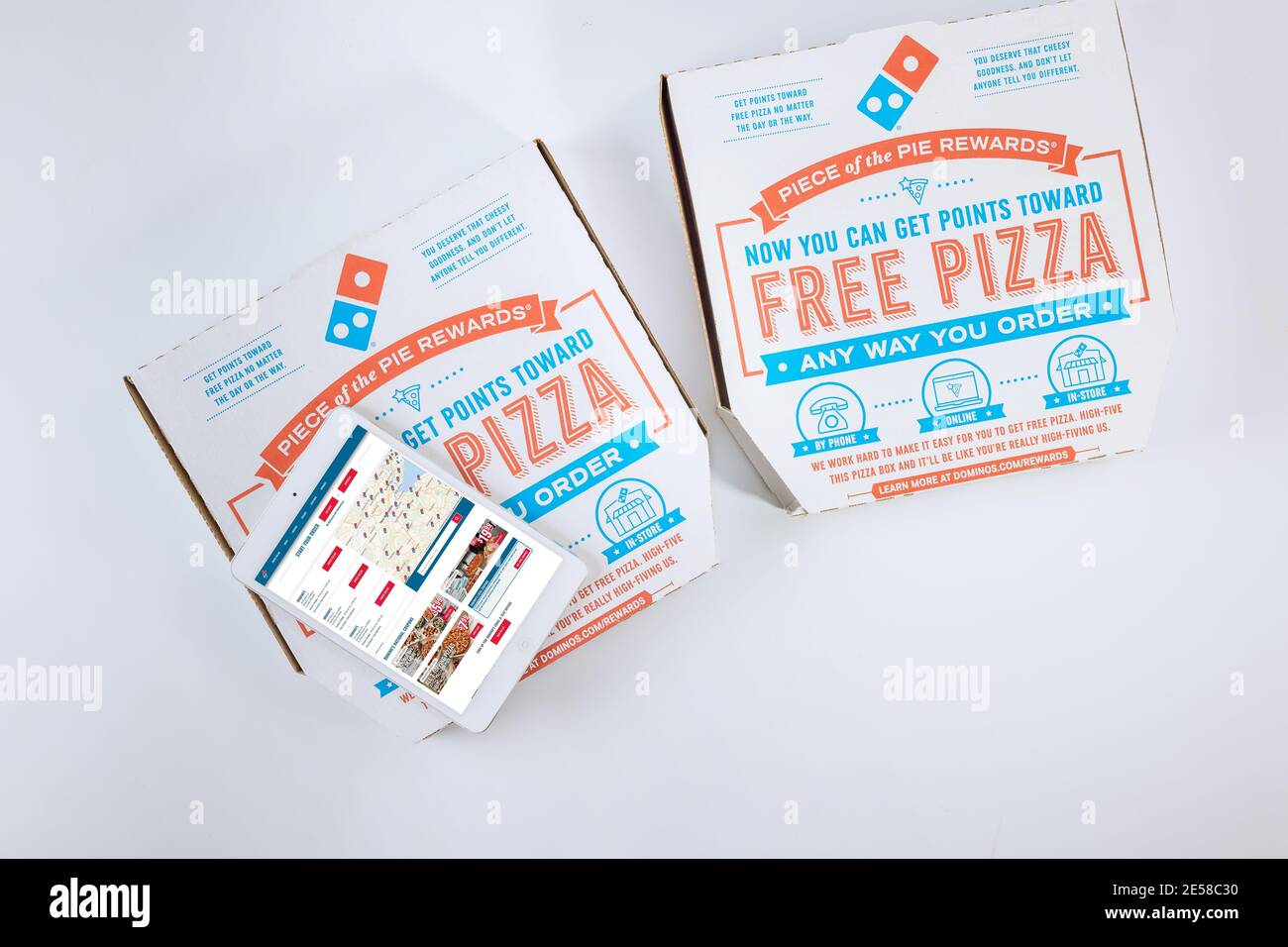 22 GENNAIO 21 New York US 2021: Logo Dominos Pizza delle scatole da asporto su un tavolo con tablet digitale per ordini online Foto Stock