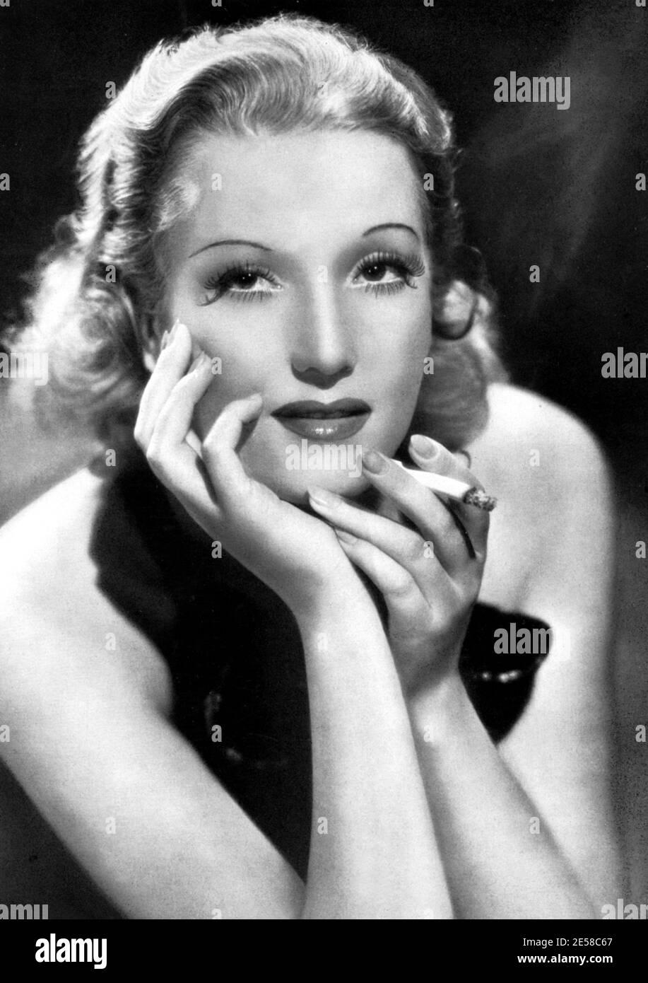 1939 , USA : la celebre attrice cinematografica italiana ISA MIRANDA ( 1905 - 1982 ) , Nascita nome Ines Isabella Sampiero ,in una publicity girata a Paramount Studios durante il suo periodo hollywoodiano - FILM - CINEMA - FILM - attrice - femme fatale - mani - mano - mani - boldie - capelli biondi - bionda - capelli biondi - attrice attori che Fumano - che fuma - fumatore - fumatrice - sigaretta - sigaretta - personalità personalità attori Smok - Smoker - Smokers - sigaretta --- Archivio GBB Foto Stock