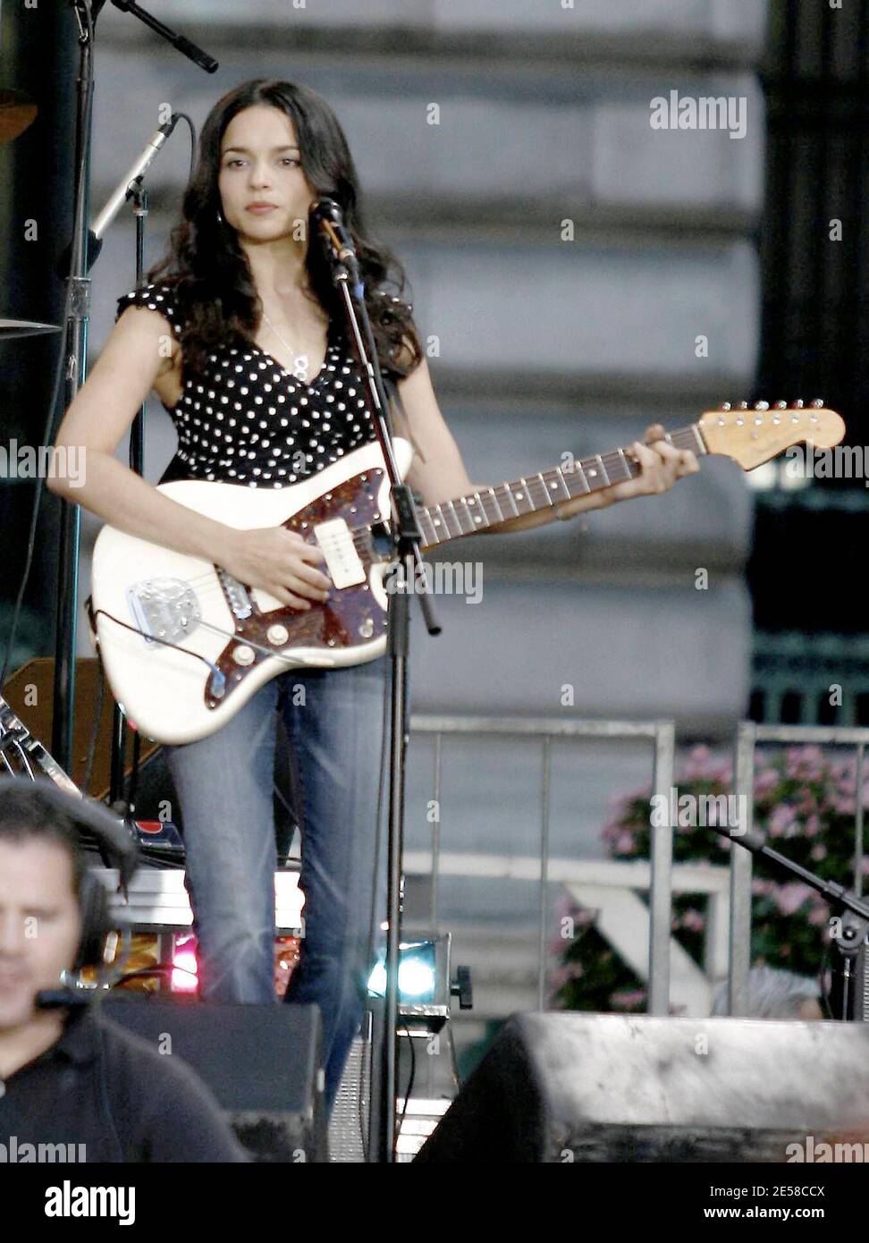 Norah Jones suona sulla "Good Morning America" di ABC a Bryant Park. New York, New York. 7/6/07. [[kat]] Foto Stock