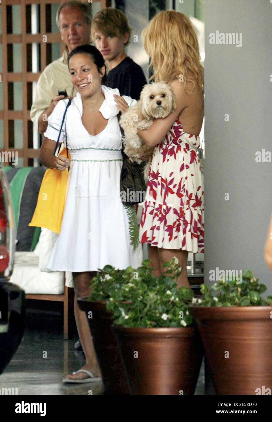 Esclusiva!! Jessica Simpson lascia il suo hotel a South Beach per tornare alle riprese dopo il debutto della sfilata di moda della sua nuova linea bikini. Jessica indossava un breve abito estivo e stringeva il suo amato pooch Daisy. Miami, Fla. 7/15/07. [[mab]] Foto Stock