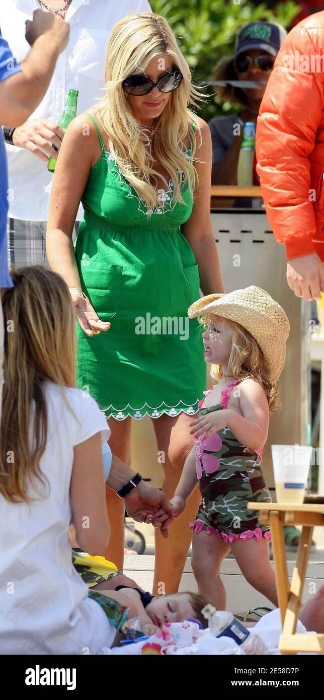 Nuovi genitori, Tori Spelling e Hubby Dean McDermott, scene di film per la loro serie di reality TV 'Tori e Dean Inn Love' in una casa sulla spiaggia. Ospiti speciali inclusi Perez Hilton e Melissa Rivers. Malibu, California 7/15/07. [[sac]] Foto Stock