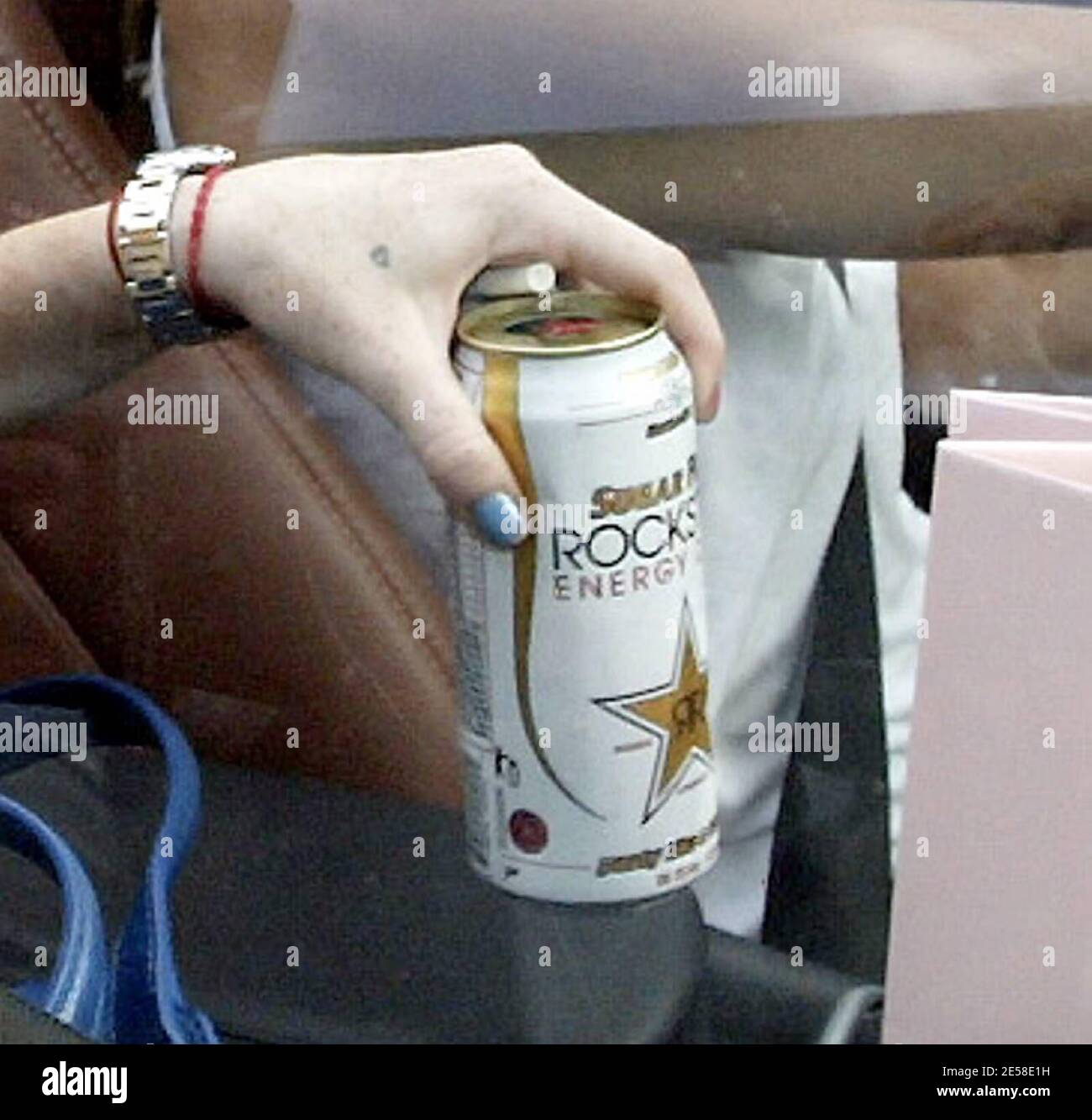 Lindsay Lohan prende il tempo da una festa sulla spiaggia al Polaroid Beach  House per fare shopping. Lohan indossava un lungo abito estivo per coprire  il suo monitor alla caviglia, ma ha