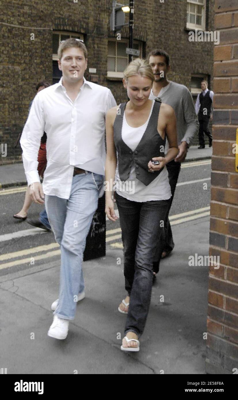 Diane Kruger e Joshua Jackson passeggiano per le strade di Soho, Londra, Regno Unito. 8/3/07. [[mappa]] Foto Stock