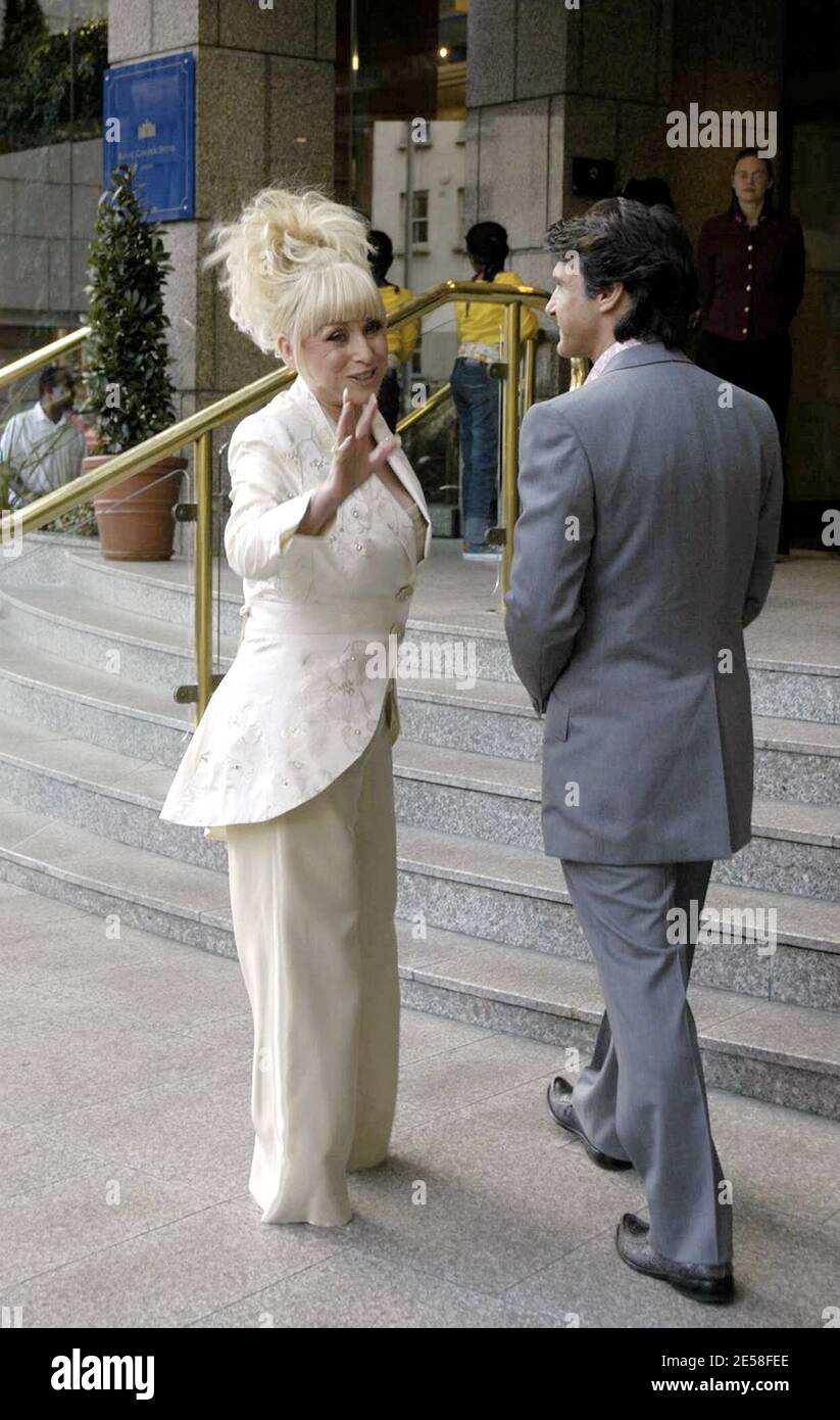 Barbara Windsor arriva alla sua festa di settantesimo compleanno al Royal Garden Hotel. Londra, Regno Unito. 8/5/07. [[mappa]] Foto Stock