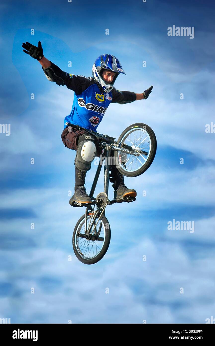 Mostra di biciclette con salti e salti in volo Foto stock - Alamy