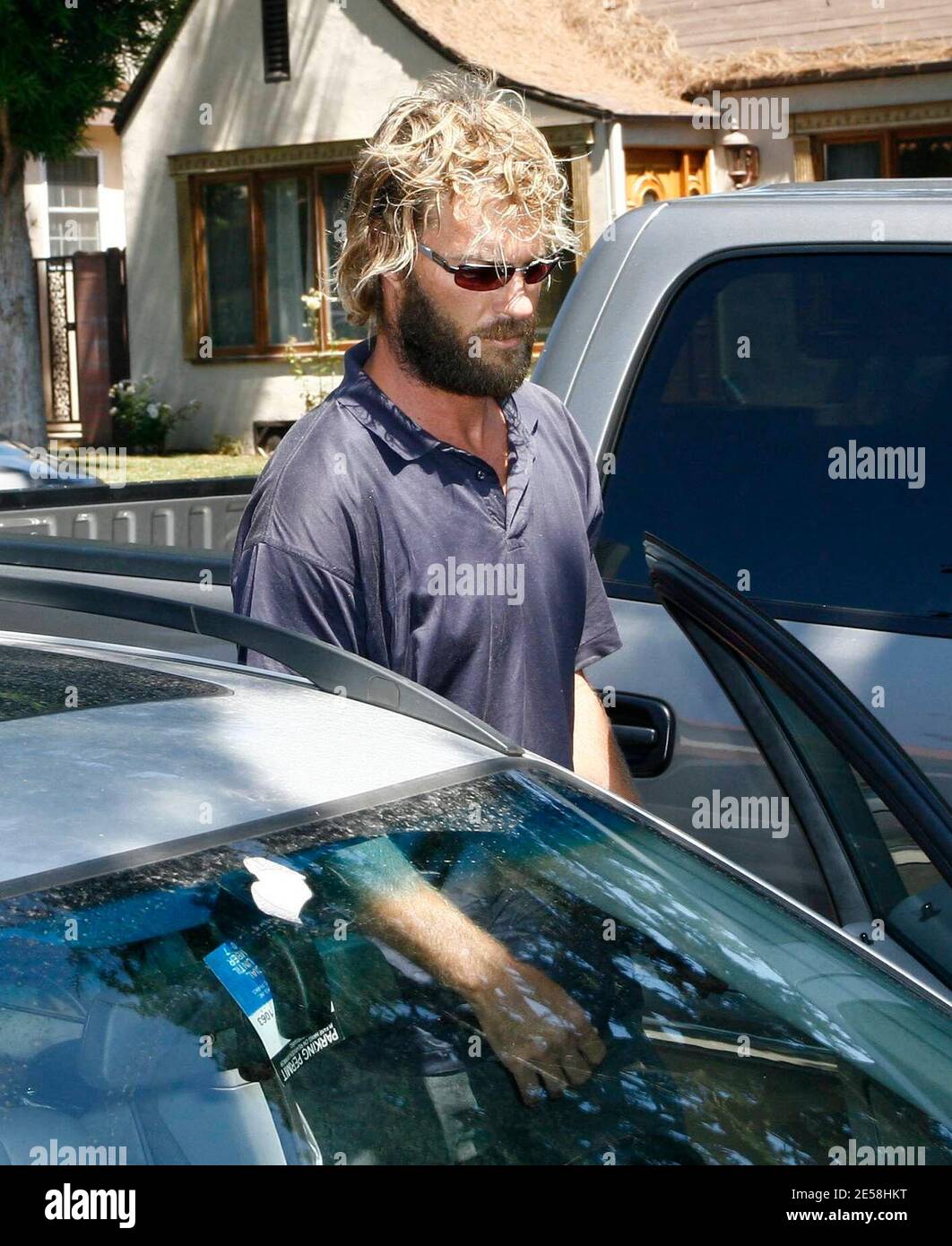 Andrew Wilson, il fratello che ha trovato l'attore Owen Wilson a casa sua domenica dopo un tentativo di suicidio, ritorna a casa di Owen per raccogliere alcuni beni. Andrew non ha risposto alle domande dei media, ma un astante ha detto che sembrava "distruso e sconvolto". Un grande pacchetto che sembrava essere un dipinto è stato anche consegnato a nome di Owen via FedEx. Santa Monica, California 27/08/07. [[laj]] Foto Stock