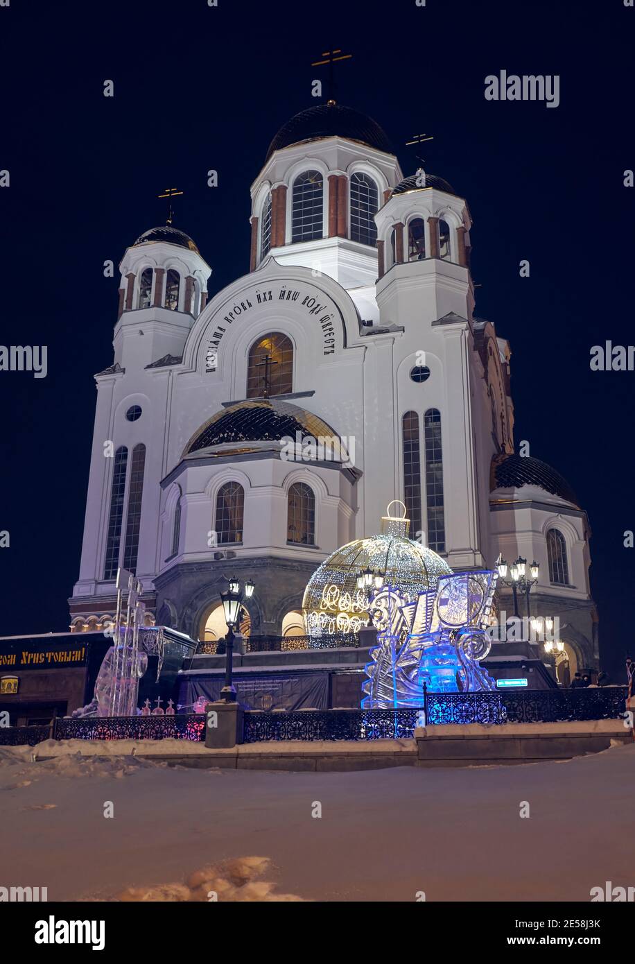 Ekaterinburg, Russia – 07 gennaio 2021: La visione della Chiesa sul sangue in onore di tutti i Santi che risplendono in terra russa nella notte di Natale. Foto Stock