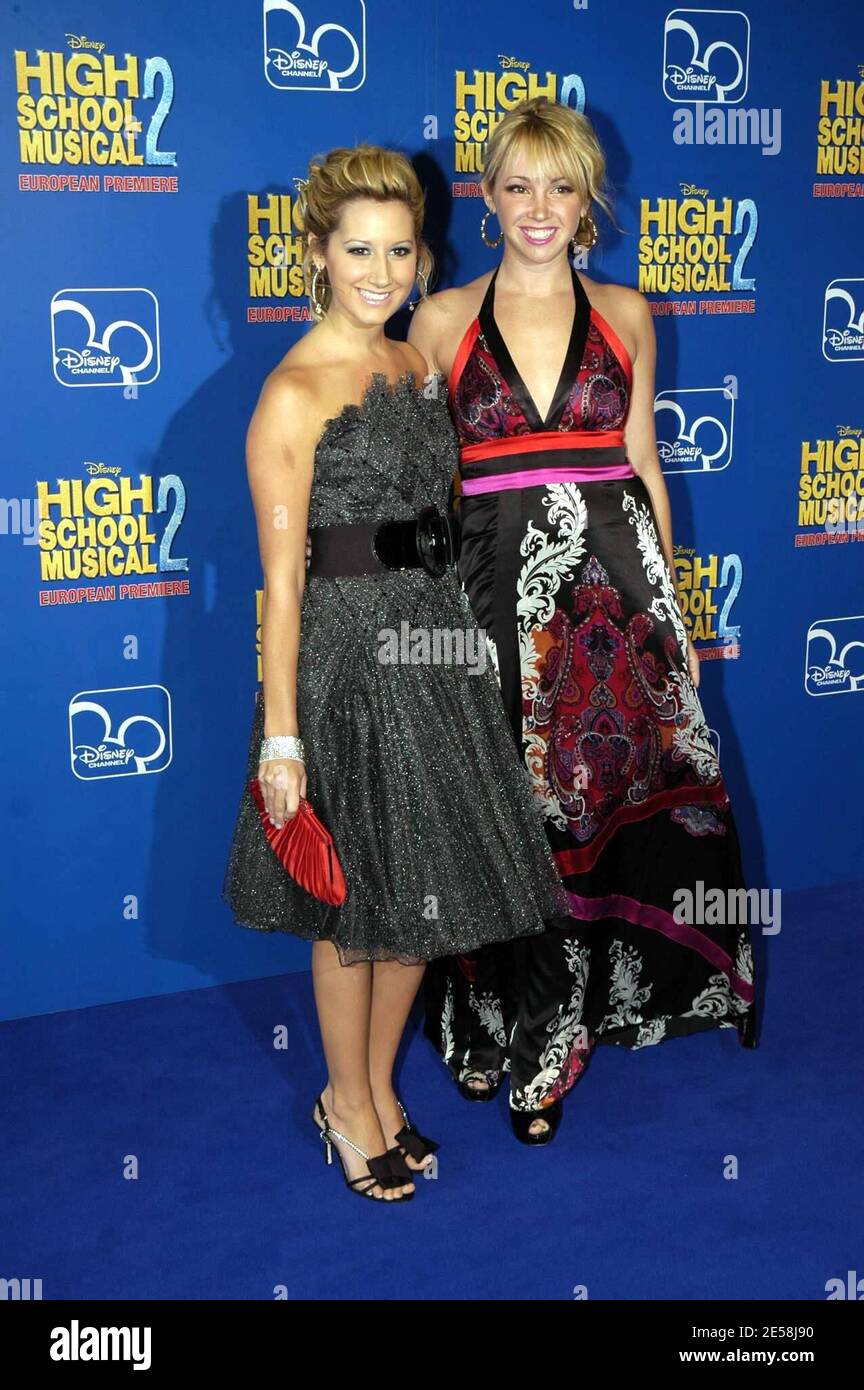 Ashley e Jennifer Tisdale al 'High School Musical 2' European Premiere all'O2 Arena. Londra, Regno Unito. 9/2/07. [[mappa]] Foto Stock