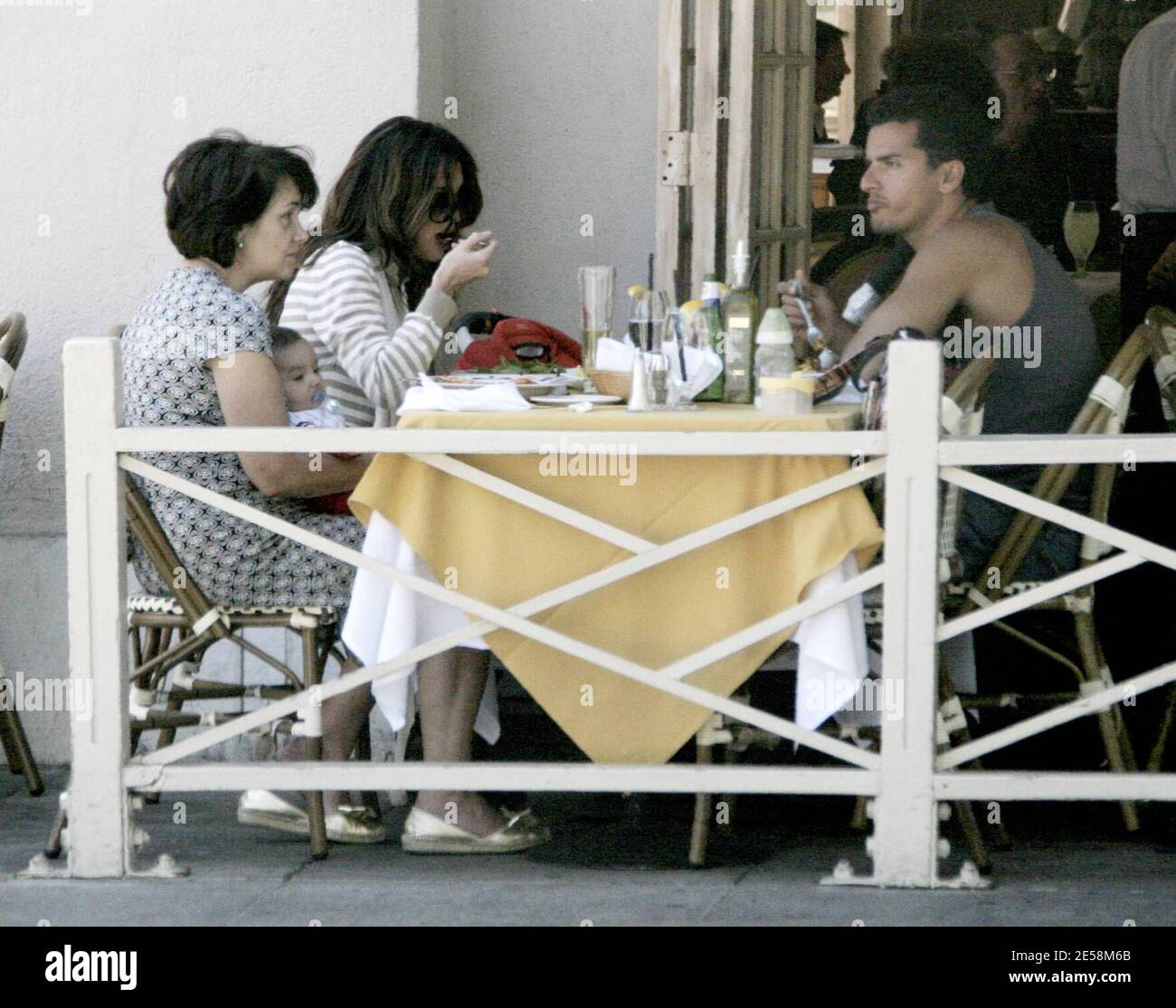 Esclusiva!! L'attrice Paz Vega, il marito Orson Salazar e il figlio Orson di quattro mesi condividono una giornata in famiglia. I nuovi e orgogliosi genitori hanno suonato con loro figlio per pranzo e hanno scattato molte foto per catturare l'attimo. Little Orson era pieno di sorrisi e risate. Si unirono a loro una donna anziana che sembrava essere la madre di Paz (assegno). Beverly Hills, California 16/07. [[rac ral]] Foto Stock