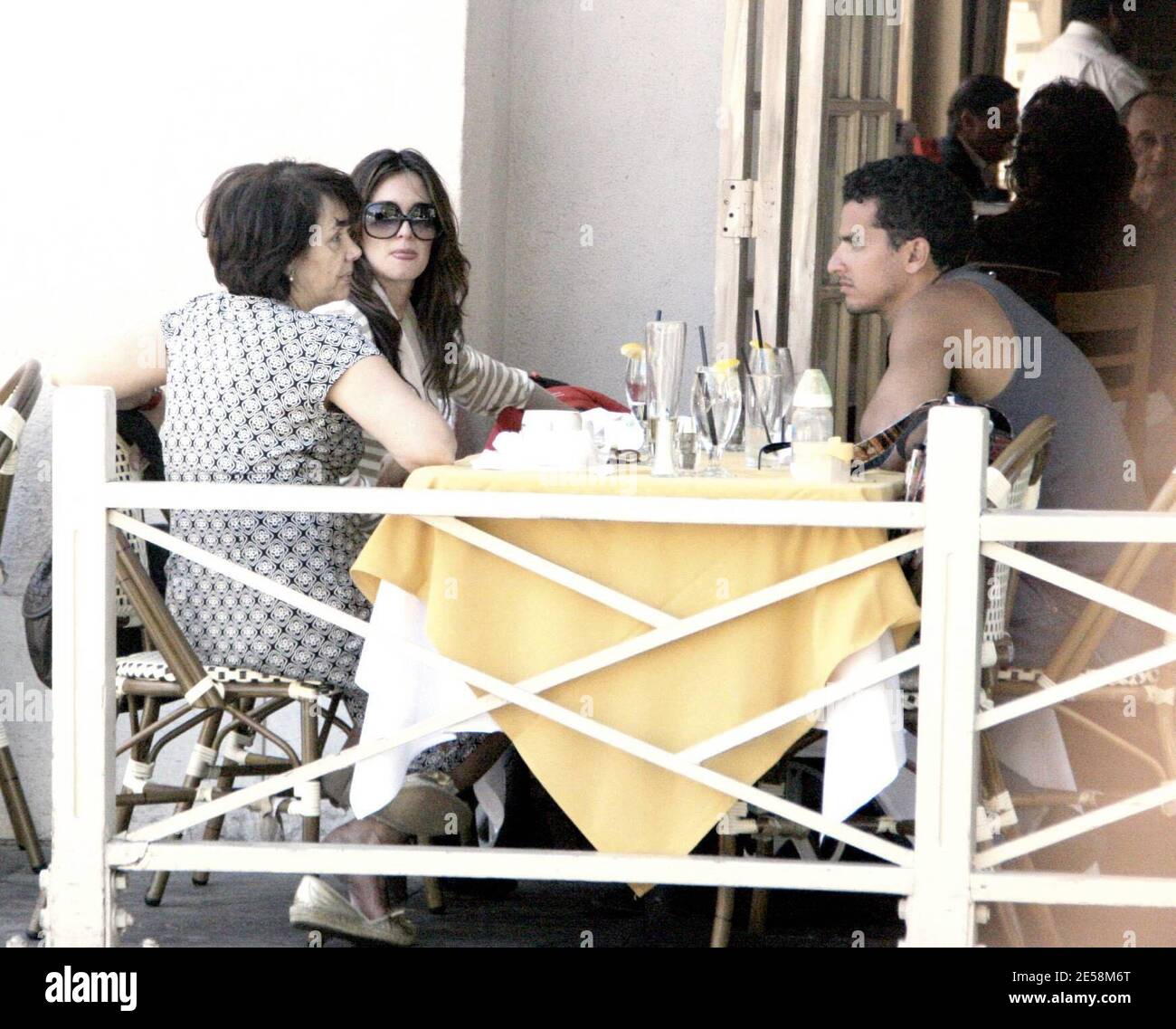 Esclusiva!! L'attrice Paz Vega, il marito Orson Salazar e il figlio Orson di quattro mesi condividono una giornata in famiglia. I nuovi e orgogliosi genitori hanno suonato con loro figlio per pranzo e hanno scattato molte foto per catturare l'attimo. Little Orson era pieno di sorrisi e risate. Si unirono a loro una donna anziana che sembrava essere la madre di Paz (assegno). Beverly Hills, California 16/07. [[rac ral]] Foto Stock