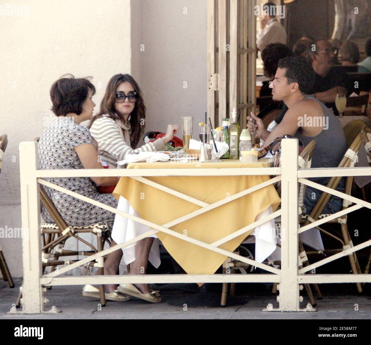 Esclusiva!! L'attrice Paz Vega, il marito Orson Salazar e il figlio Orson di quattro mesi condividono una giornata in famiglia. I nuovi e orgogliosi genitori hanno suonato con loro figlio per pranzo e hanno scattato molte foto per catturare l'attimo. Little Orson era pieno di sorrisi e risate. Si unirono a loro una donna anziana che sembrava essere la madre di Paz (assegno). Beverly Hills, California 16/07. [[rac ral]] Foto Stock