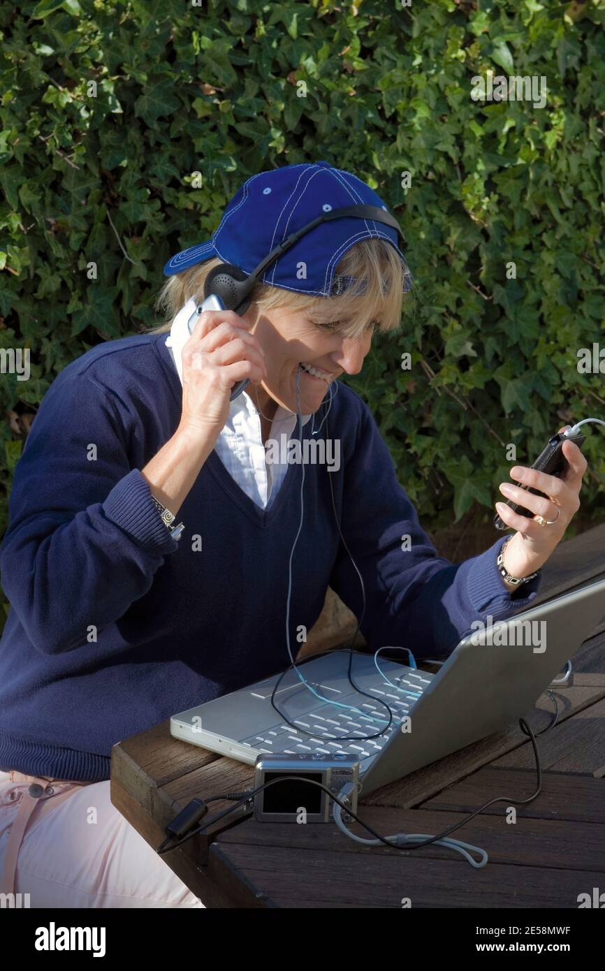 Wrestles donna con tecnologia vecchio stile Foto Stock