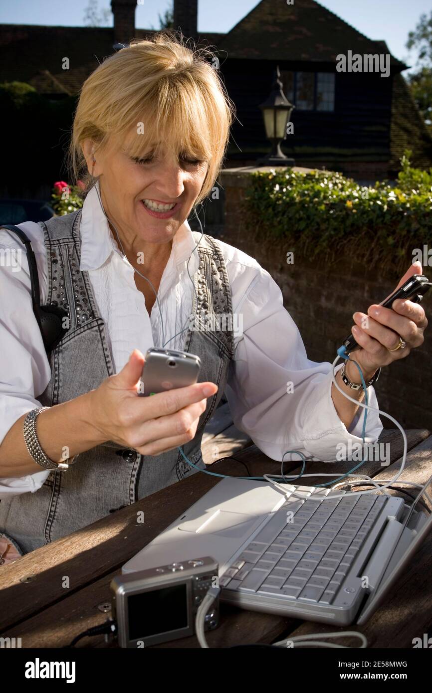 Wrestles donna con tecnologia vecchio stile Foto Stock