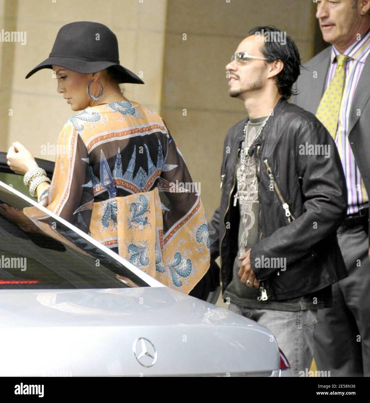 Con i rumors di gravidanza che volano, la superstar Jennifer Lopez lascia  il suo hotel di Londra sulla sua strada a radio uno con Marc Anthony di  hubby. Lopez aveva una borsa