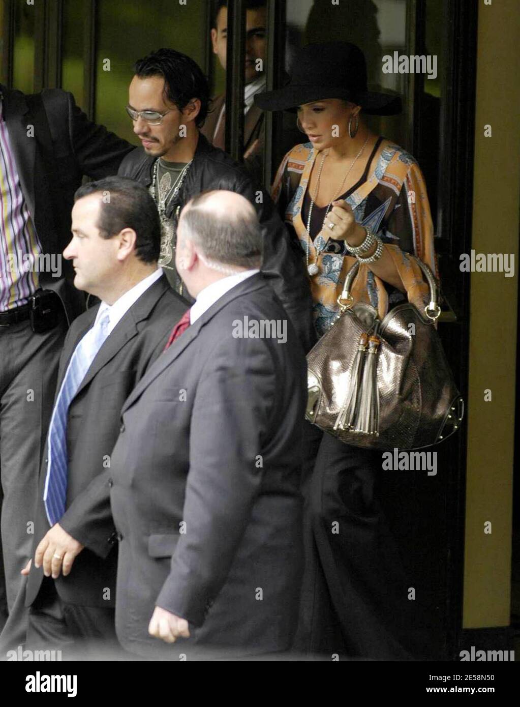 Con i rumors di gravidanza che volano, la superstar Jennifer Lopez lascia il suo hotel di Londra sulla sua strada a radio uno con Marc Anthony di hubby. Lopez aveva una borsa di grandi dimensioni sospettosamente posizionata strategicamente di fronte al suo stomaco. Ci sembra essere un bump del bambino ma potrebbe essere un'illusione dalla parte superiore che scorre sta portando. Londra, Regno Unito. 21/9/07. [[mappa]] Foto Stock