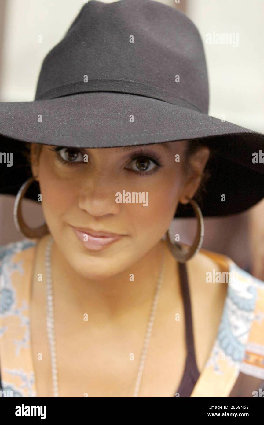 Con i rumors di gravidanza che volano, la superstar Jennifer Lopez lascia il suo hotel di Londra sulla sua strada a radio uno con Marc Anthony di hubby. Lopez aveva una borsa di grandi dimensioni sospettosamente posizionata strategicamente di fronte al suo stomaco. Ci sembra essere un bump del bambino ma potrebbe essere un'illusione dalla parte superiore che scorre sta portando. Londra, Regno Unito. 21/9/07. [[mappa]] Foto Stock