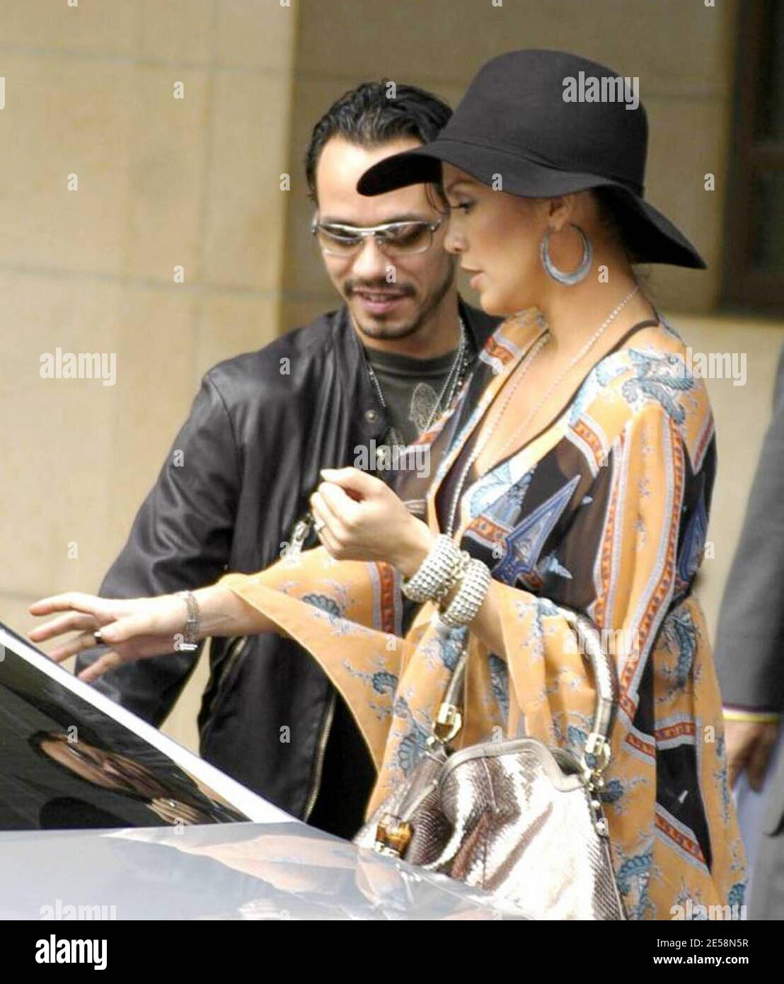 Con i rumors di gravidanza che volano, la superstar Jennifer Lopez lascia il suo hotel di Londra sulla sua strada a radio uno con Marc Anthony di hubby. Lopez aveva una borsa di grandi dimensioni sospettosamente posizionata strategicamente di fronte al suo stomaco. Ci sembra essere un bump del bambino ma potrebbe essere un'illusione dalla parte superiore che scorre sta portando. Londra, Regno Unito. 21/9/07. [[mappa]] Foto Stock