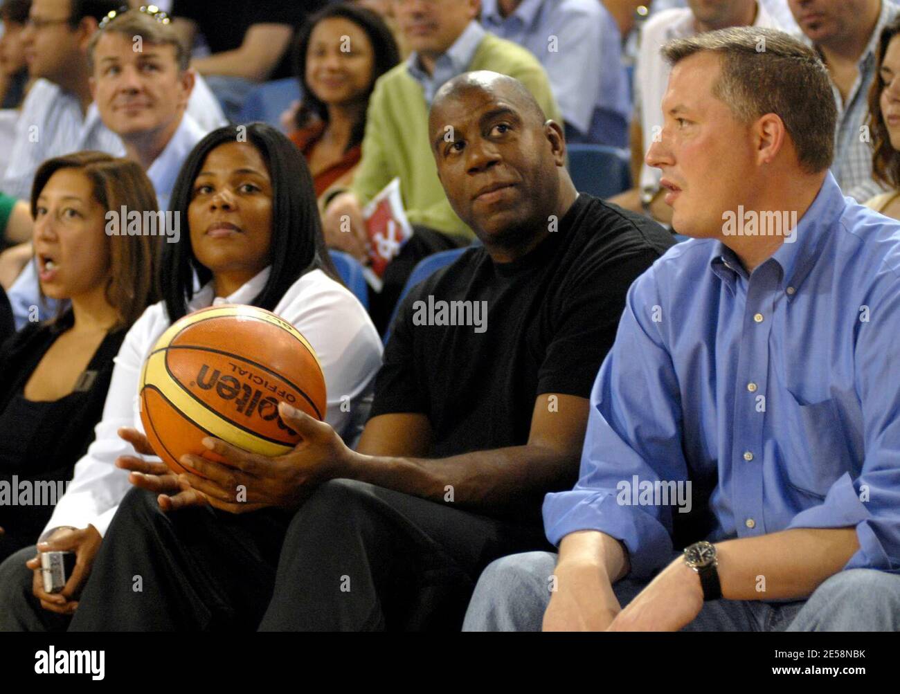 Magic Johnson è l'ospite onorato di una partita di basket di beneficenza ad Atene per raccogliere fondi per una campagna globale contro l'AIDS e vittime dei recenti incendi mortali in Grecia. Atene, Grecia. 25/9/07. [[aav]] Foto Stock