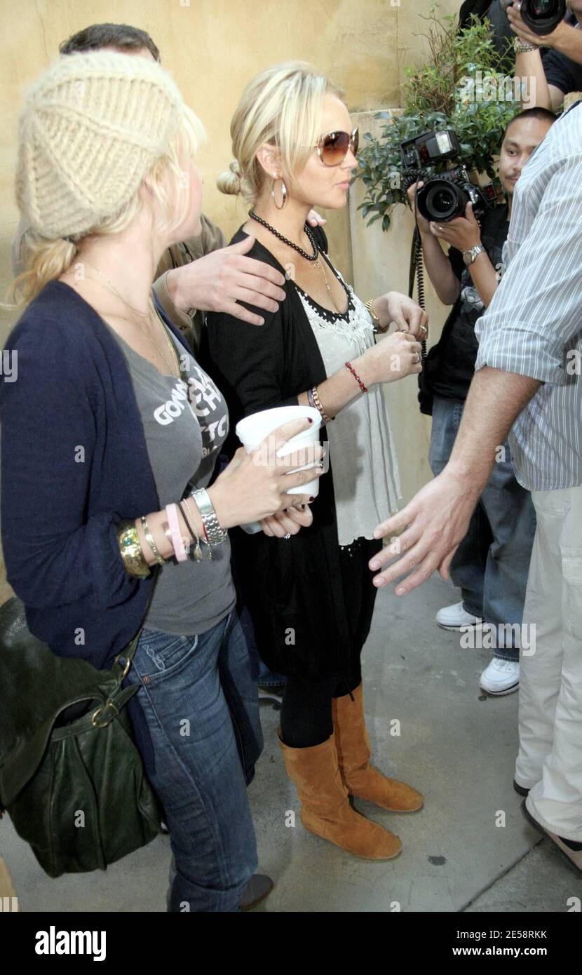 Lindsay Lohan può essere stato fuori dalla lime-luce mentre in riabilitazione per due mesi ma non ha perso il suo posto sulle file delle foto di celebrità must-have. Lohan ha fatto il suo senso attraverso un throndg enorme dei fotografi mentre ha lasciato Orso dopo pranzo oggi. Lindsay non sembrava pensare all'attenzione, però, come sembrava di fremere come si nascose dietro la sua guardia di sicurezza. Los Angeles, California 10/17/07. [[rac ral]] Foto Stock