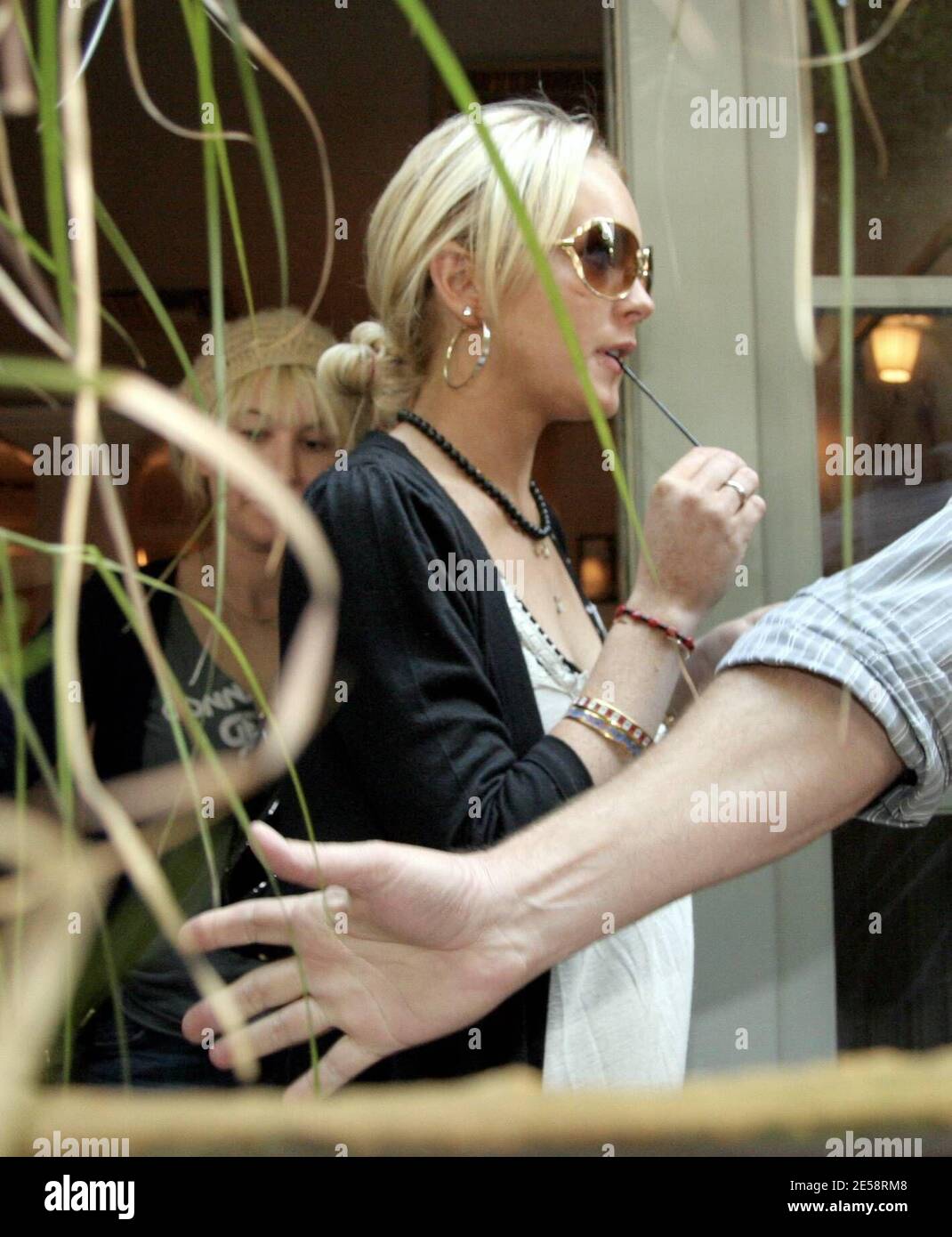 Lindsay Lohan può essere stato fuori dalla lime-luce mentre in riabilitazione per due mesi ma non ha perso il suo posto sulle file delle foto di celebrità must-have. Lohan ha fatto il suo senso attraverso un throndg enorme dei fotografi mentre ha lasciato Orso dopo pranzo oggi. Lindsay non sembrava pensare all'attenzione, però, come sembrava di fremere come si nascose dietro la sua guardia di sicurezza. Los Angeles, California 10/17/07. [[rac ral]] Foto Stock