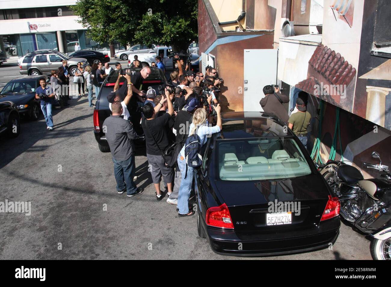 Lindsay Lohan può essere stato fuori dalla lime-luce mentre in riabilitazione per due mesi ma non ha perso il suo posto sulle file delle foto di celebrità must-have. Lohan ha fatto il suo senso attraverso un throndg enorme dei fotografi mentre ha lasciato Orso dopo pranzo oggi. Lindsay non sembrava pensare all'attenzione, però, come sembrava di fremere come si nascose dietro la sua guardia di sicurezza. Los Angeles, California 10/17/07. [[rac ral]] Foto Stock