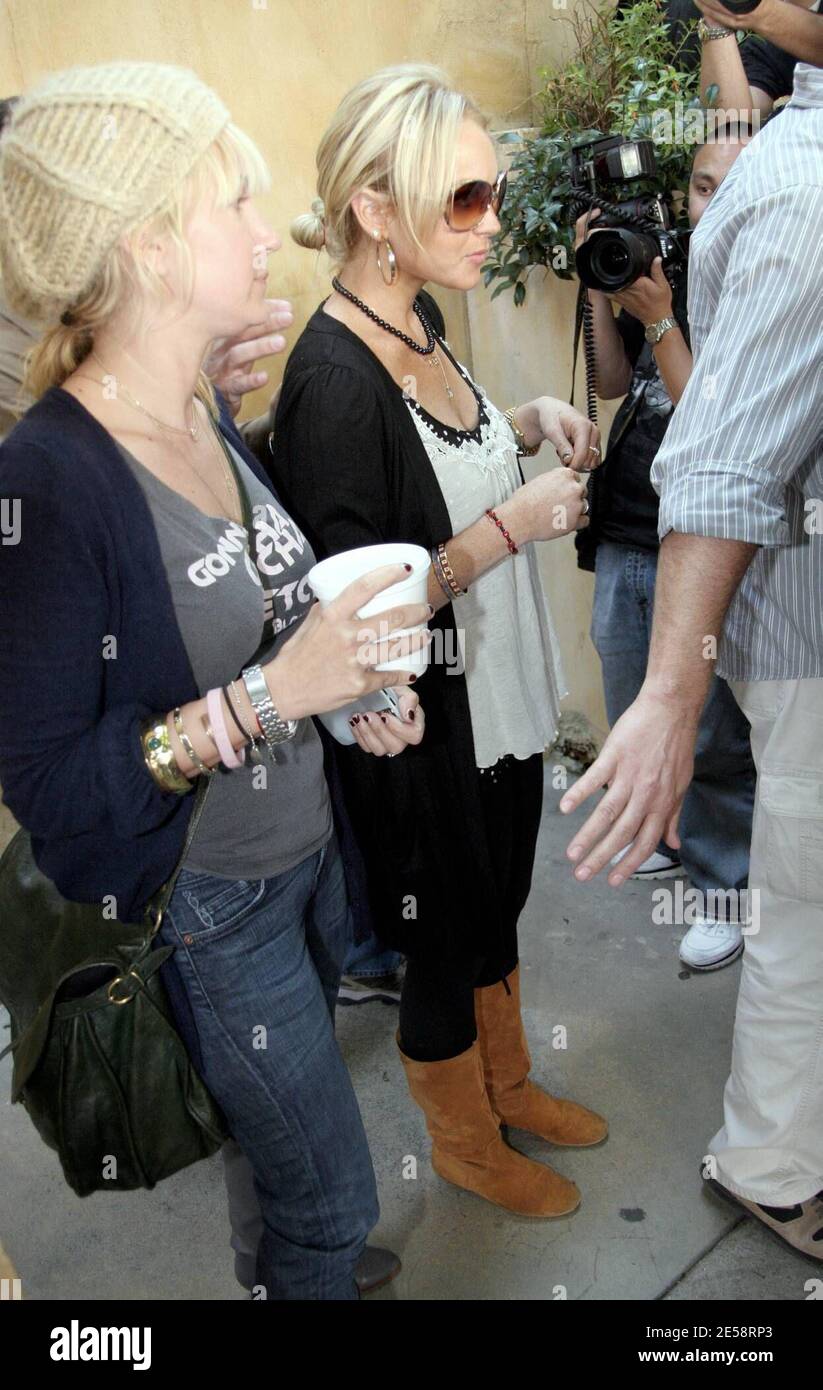 Lindsay Lohan può essere stato fuori dalla lime-luce mentre in riabilitazione per due mesi ma non ha perso il suo posto sulle file delle foto di celebrità must-have. Lohan ha fatto il suo senso attraverso un throndg enorme dei fotografi mentre ha lasciato Orso dopo pranzo oggi. Lindsay non sembrava pensare all'attenzione, però, come sembrava di fremere come si nascose dietro la sua guardia di sicurezza. Los Angeles, California 10/17/07. [[rac ral]] Foto Stock
