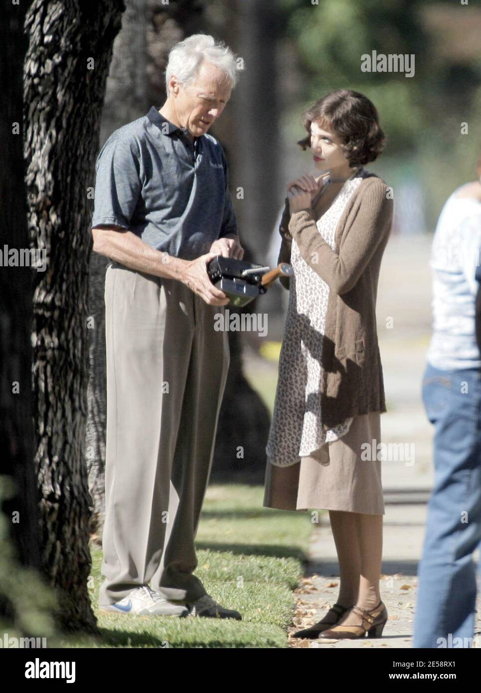 Angelina Jolie riceve una critica dal regista Clint Eastwood in tra film prende il set del suo nuovo film, 'The Changeling'. Long Beach, California 10/18/07. [[xxx aab]] Foto Stock